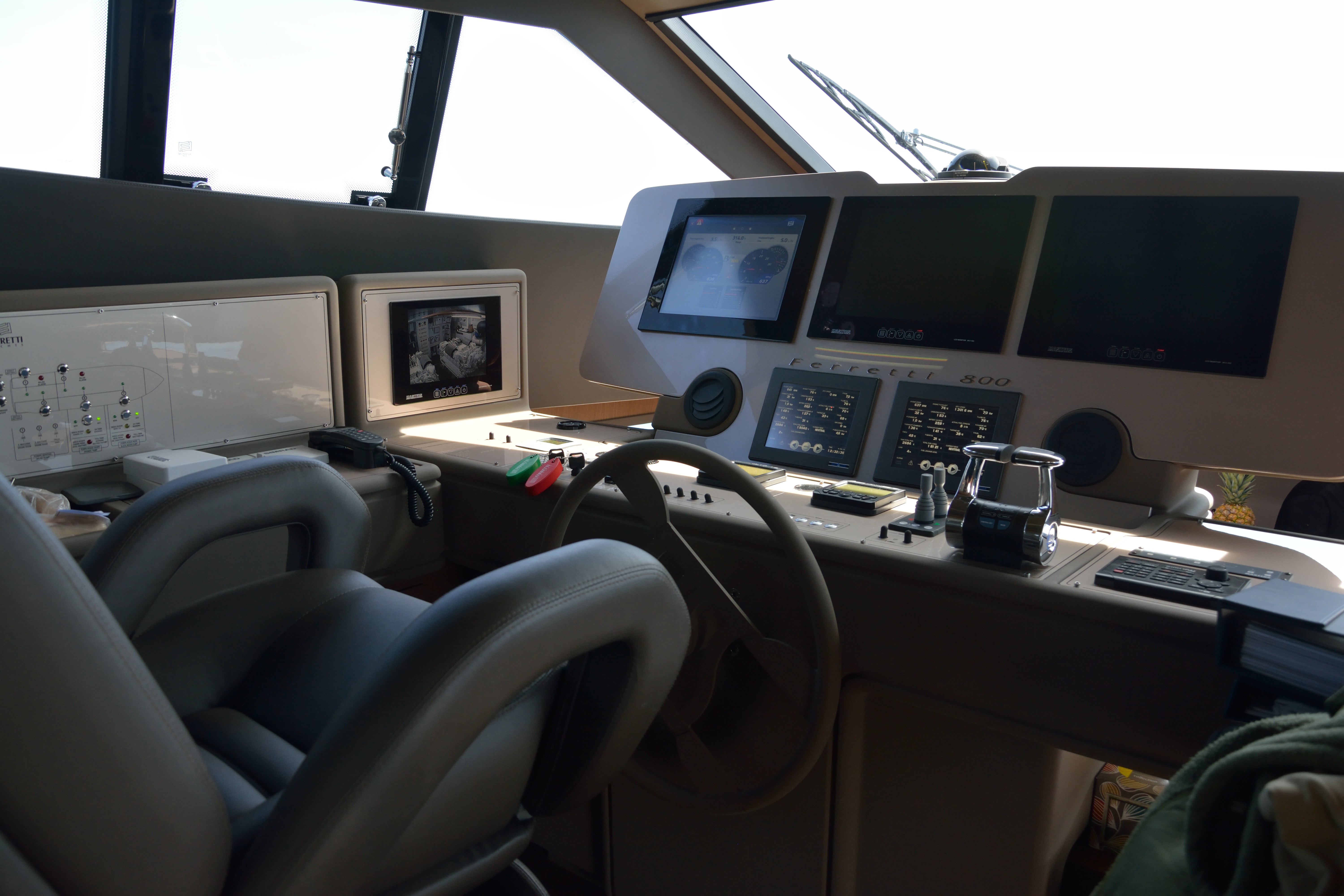 foto: 5 Ferretti 800 HT