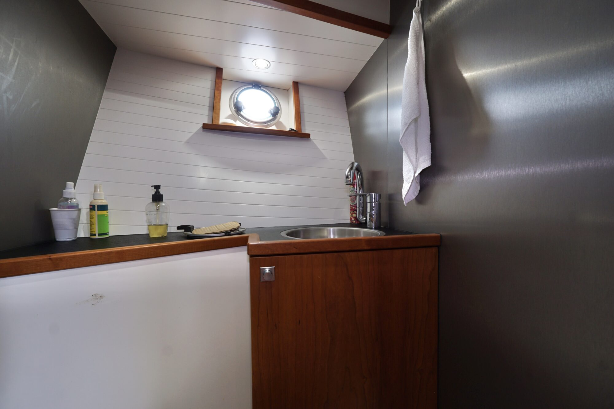 foto: 12 Serious Yachts Serious Yachts Gently Low Bridge 14.50 Sedan