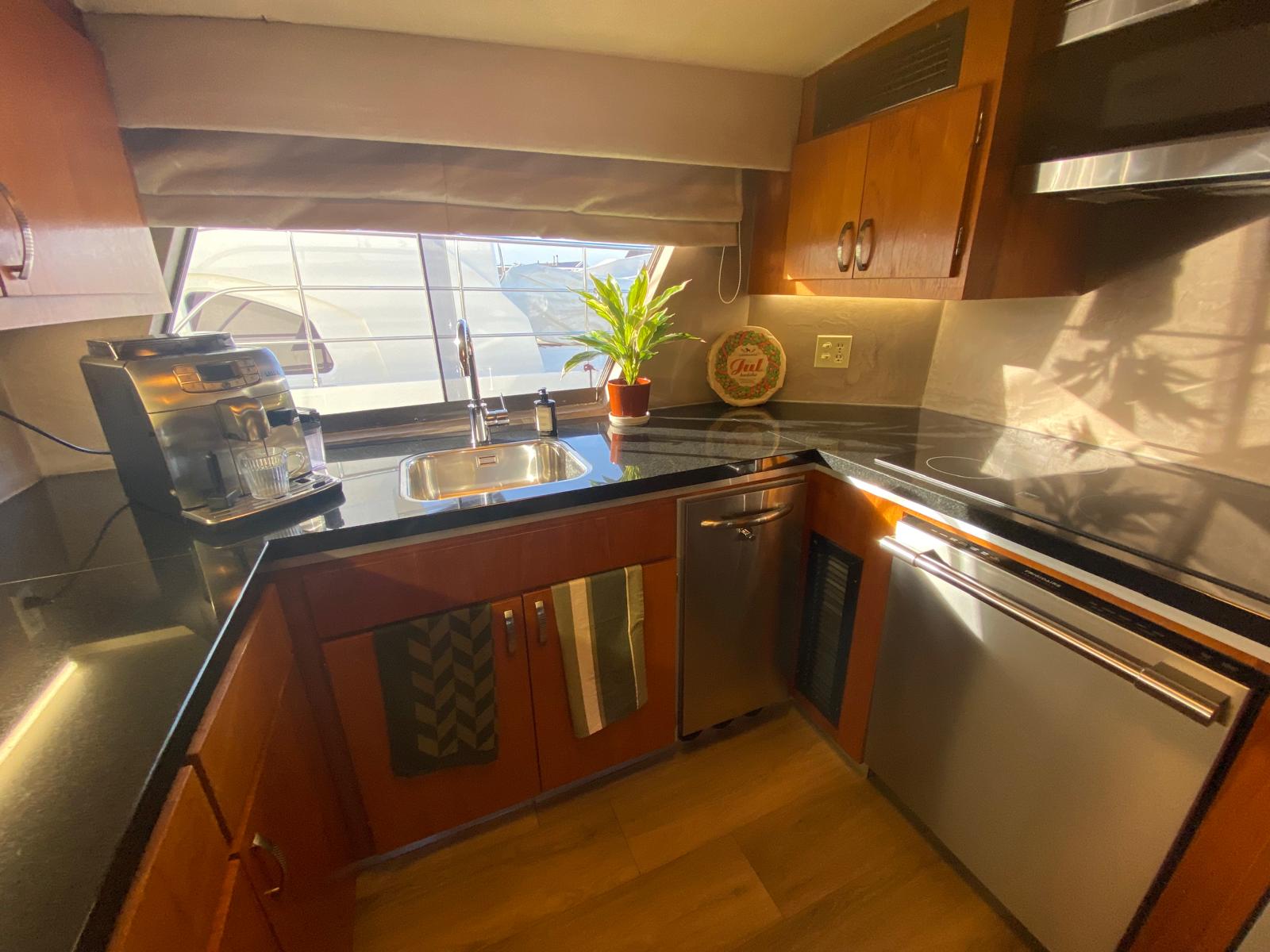 foto: 6 Hatteras 70 Fly ( Varend Woonschip )