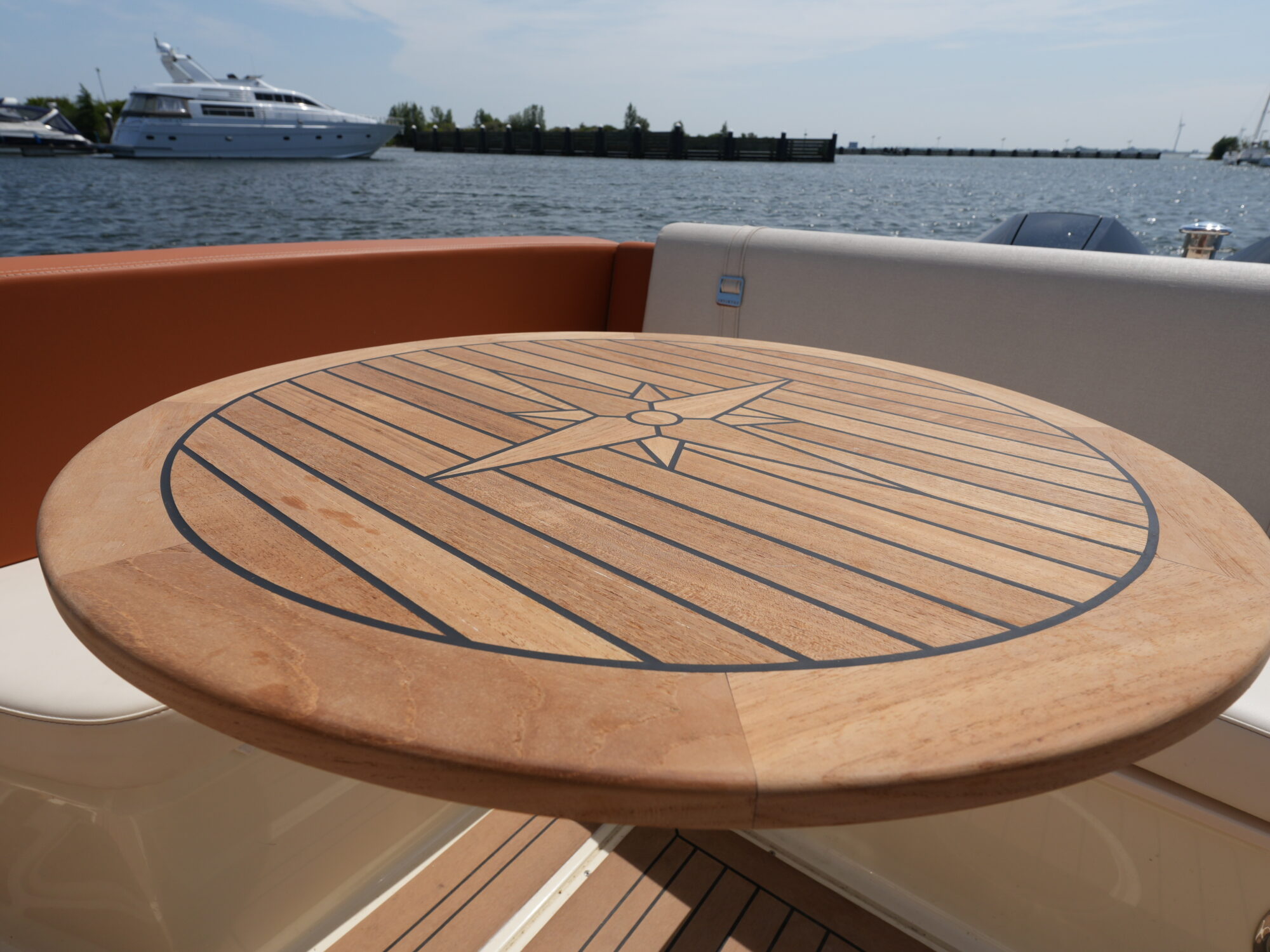 foto: 5 Invictus Invictus 270 CX