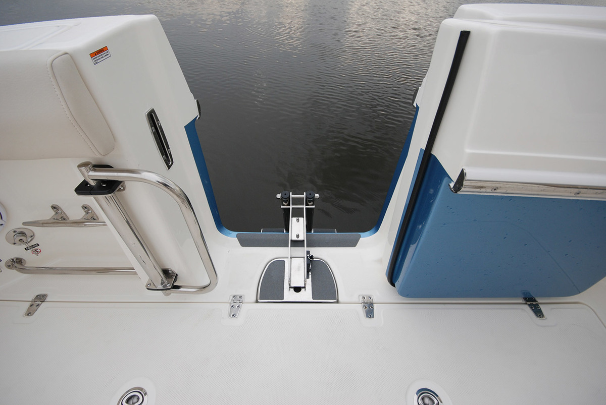 foto: 5 Boston Whaler 330 Outrage