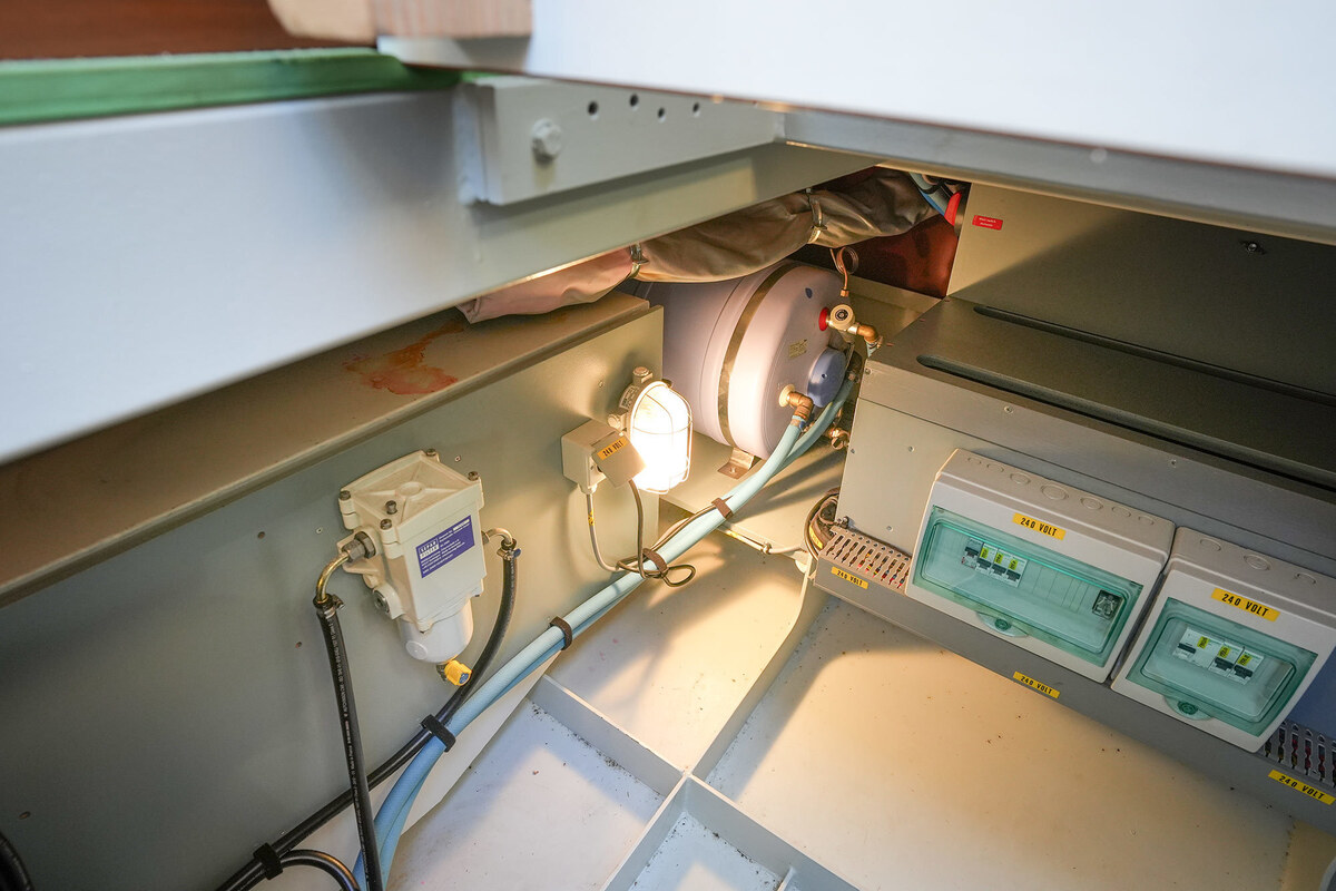 foto: 8 Linssen Grand Sturdy 410 AC Variotop met stabilisator