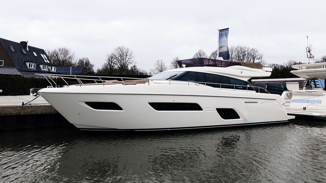 foto: 16 Ferretti Yachts 550