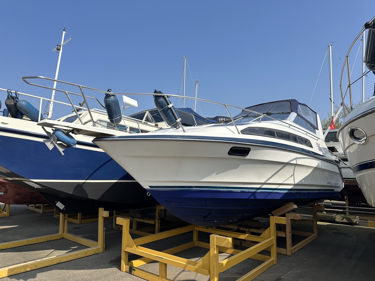 hoofdfoto: 1 Bayliner 2855