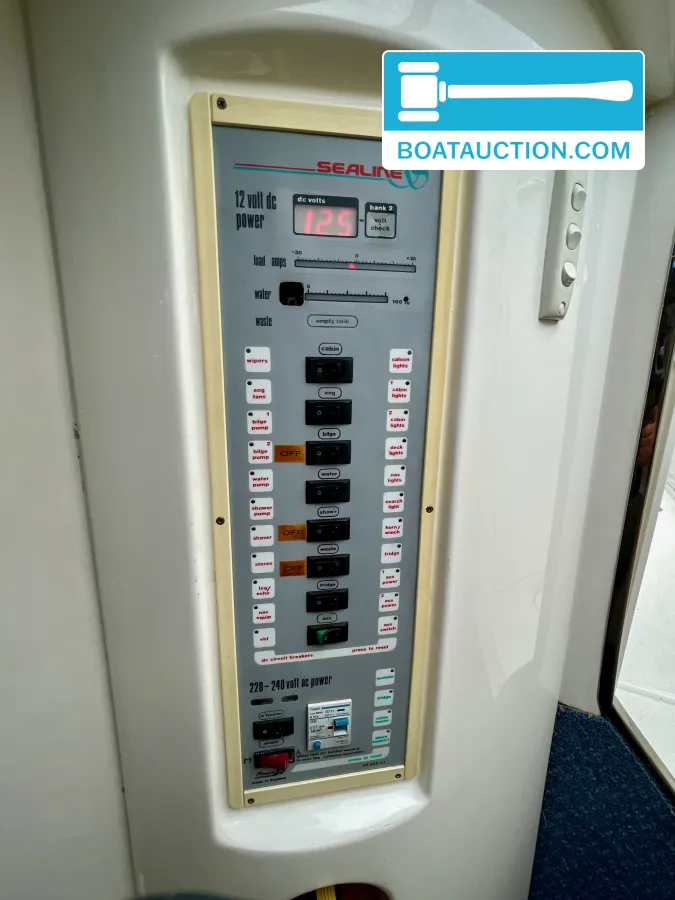 foto: 8 Sealine 310 Sportbridge