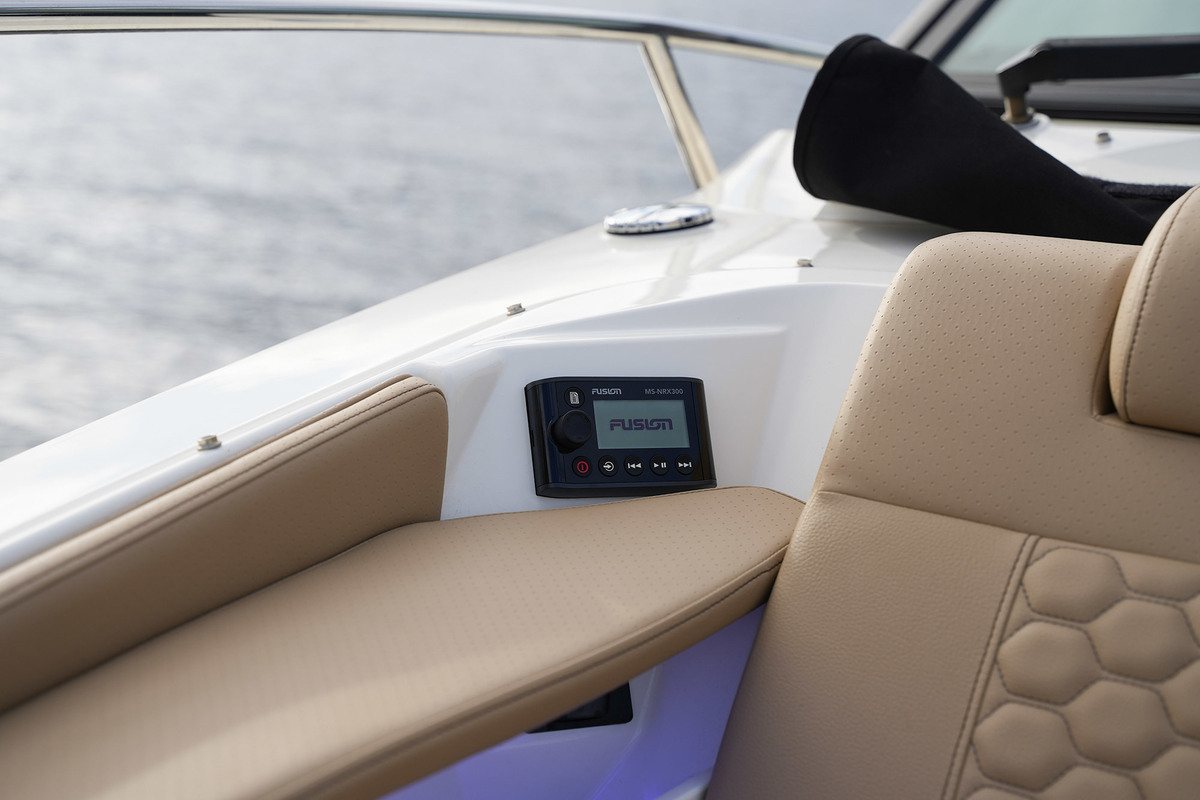foto: 8 Sea Ray Sundancer 320
