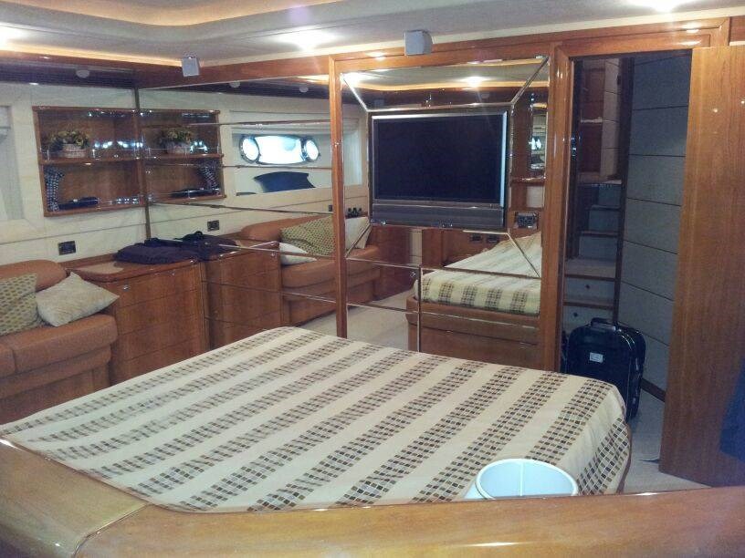 foto: 16 Ferretti  880
