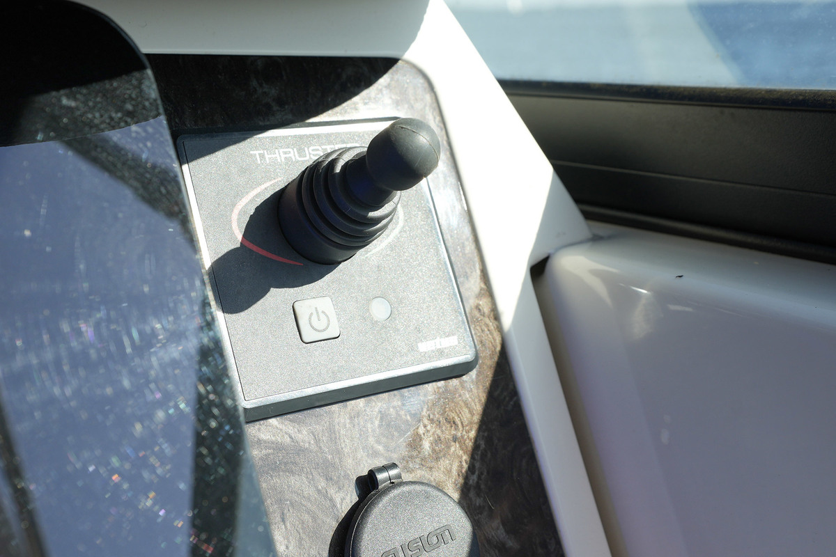 foto: 8 Sea Ray Sundancer 290