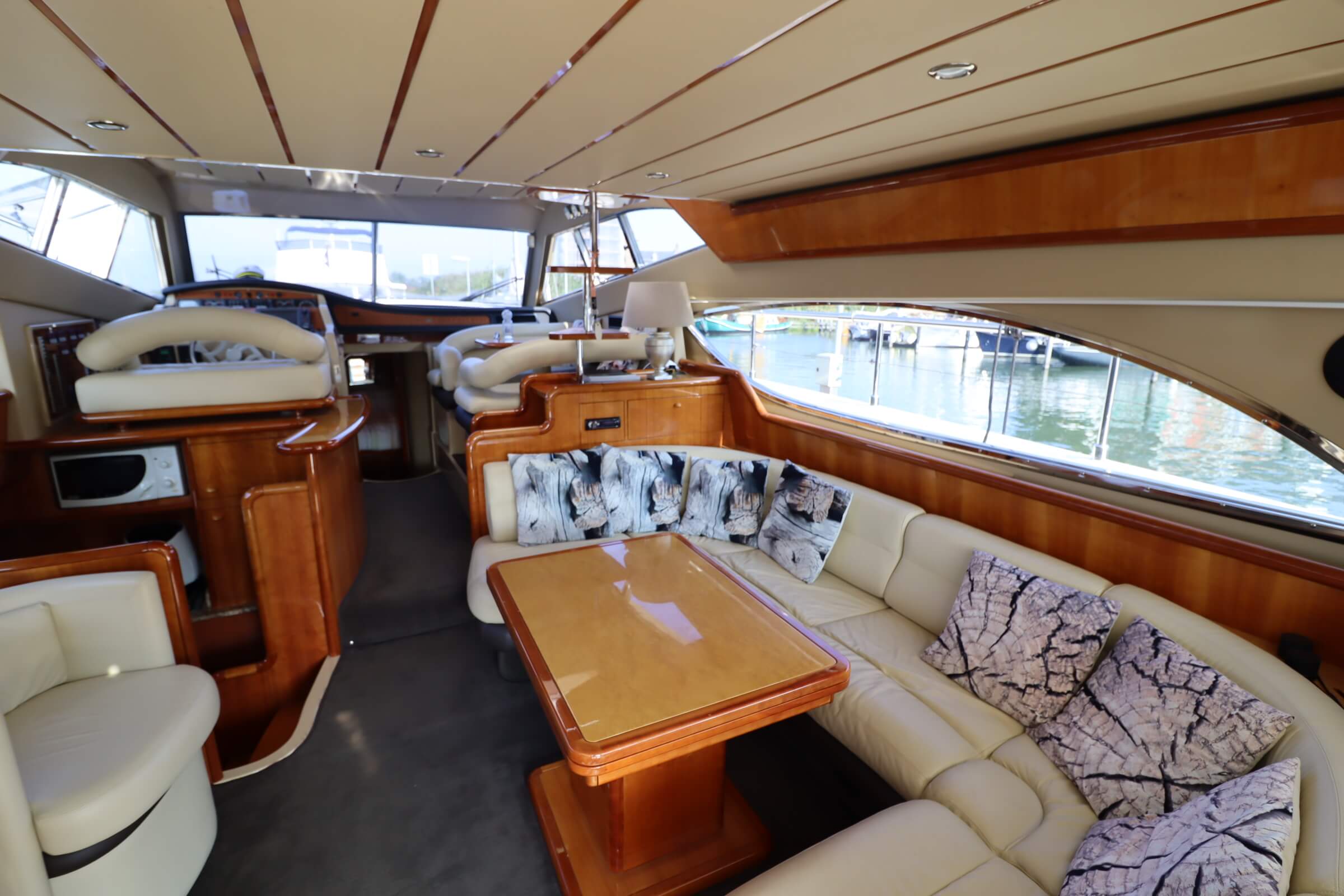 foto: 14 Ferretti Yachts 530