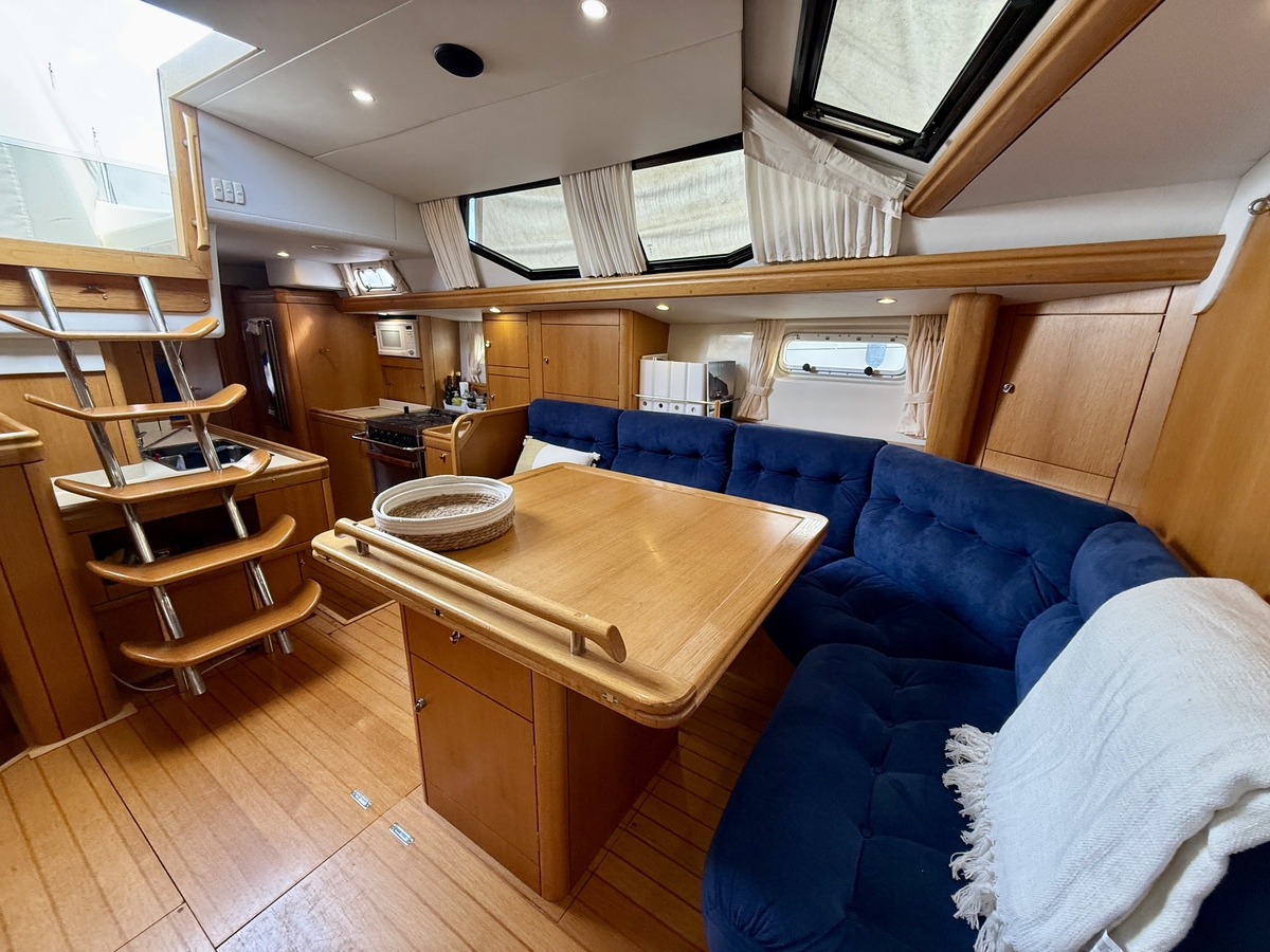 foto: 6 Oyster 45 Deck Saloon