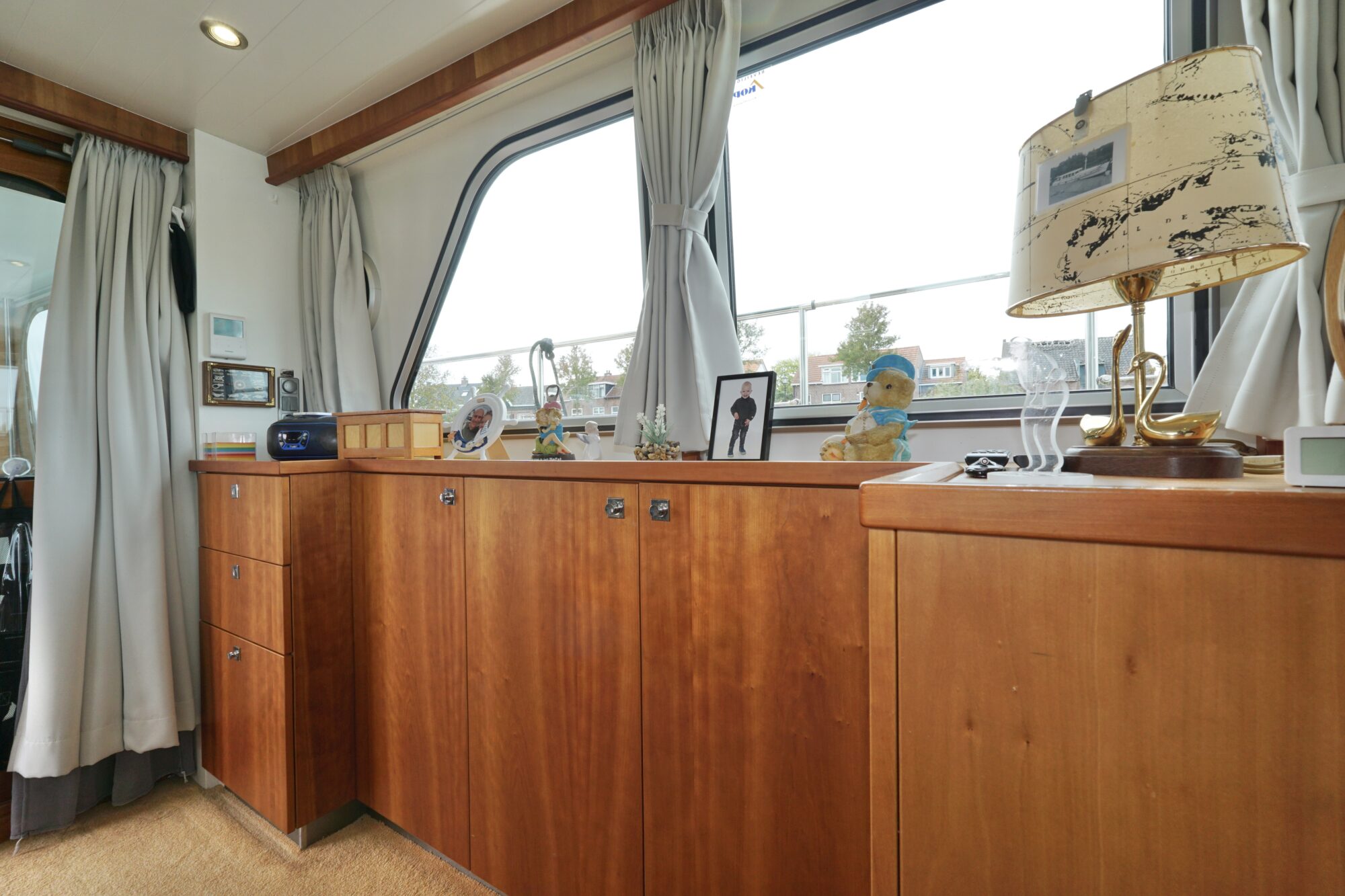 foto: 20 Serious Yachts Serious Yachts Gently Low Bridge 45 Sedan