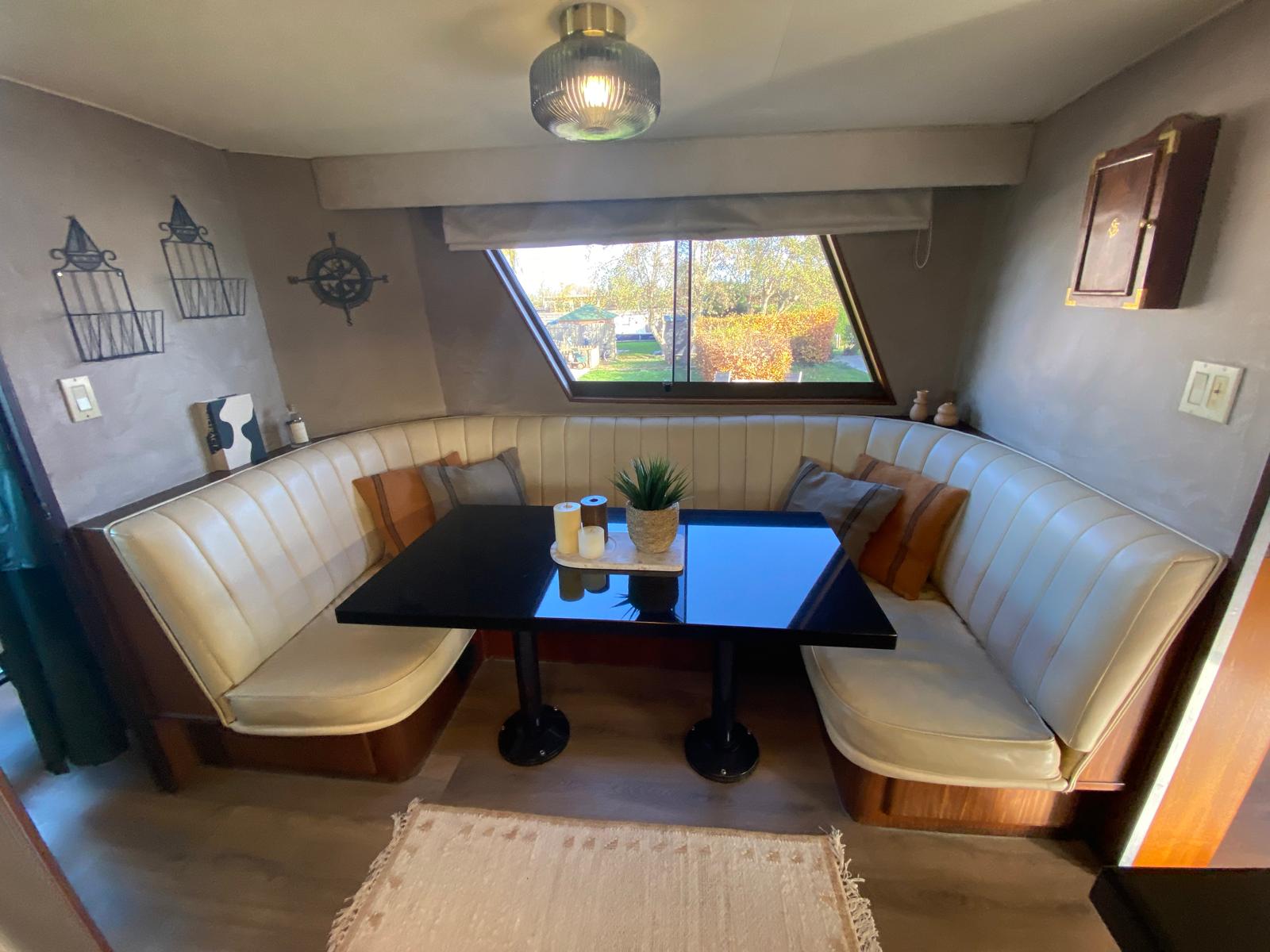 foto: 5 Hatteras 70 Fly ( Varend Woonschip )