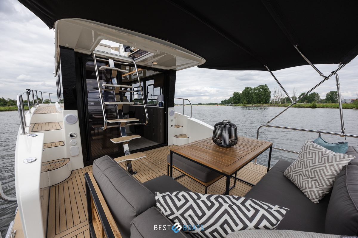 foto: 7 Cobra Yachts Futura 36 Premium Fly