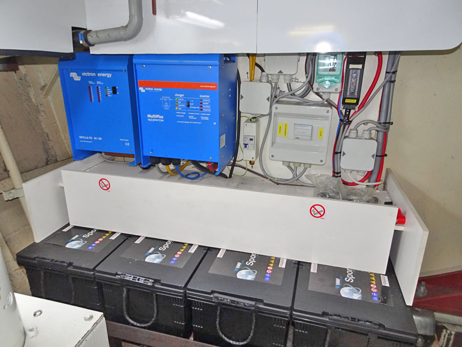 foto: 8 ex Patrouille vaartuig / Varend Woonschip 18.26 met UBC