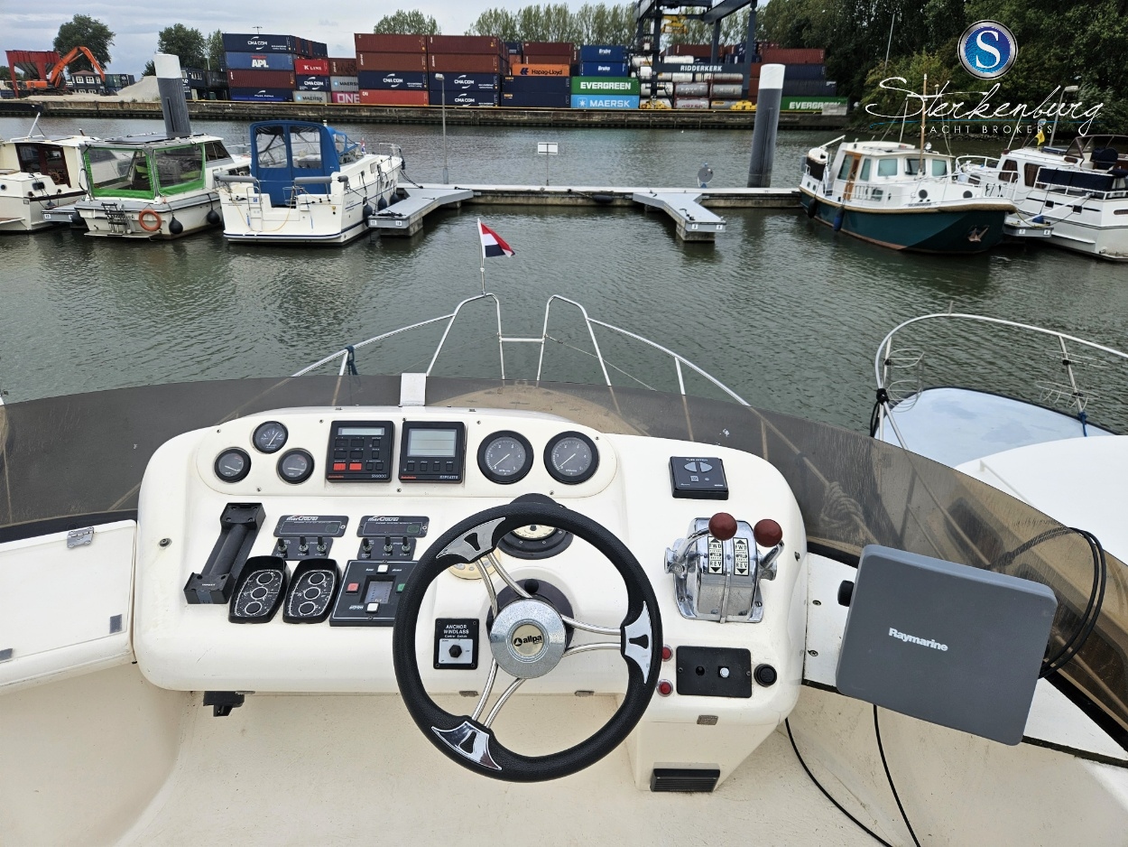 foto: 9 Sealine F330 Statesman