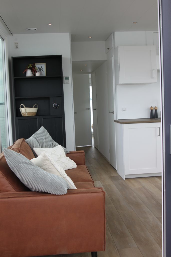 foto: 8 Houseboat Friesland 12.75 X 4.50 (inboard Engine)