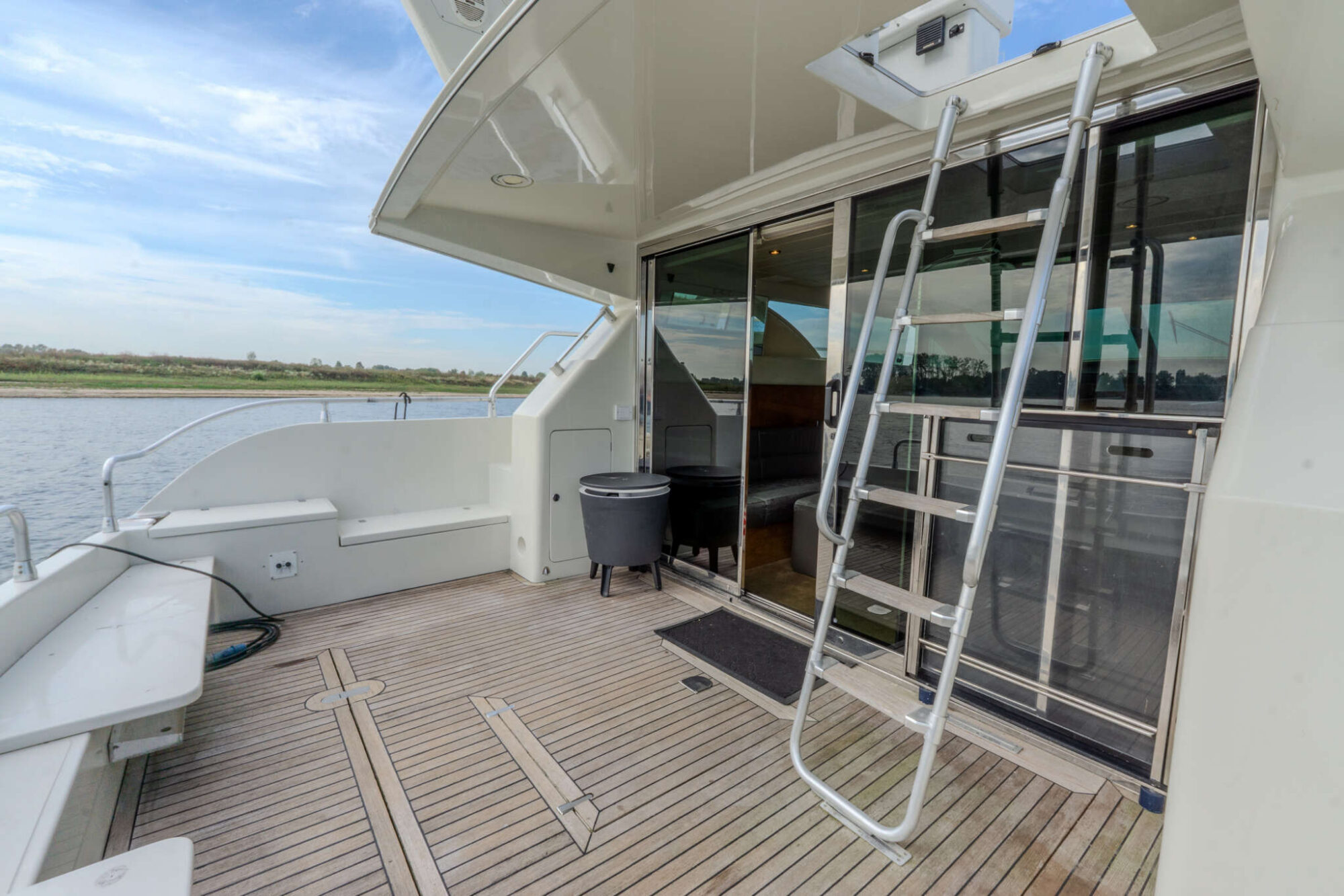 foto: 8 Mochi Craft Mochi Craft 43 Flybridge