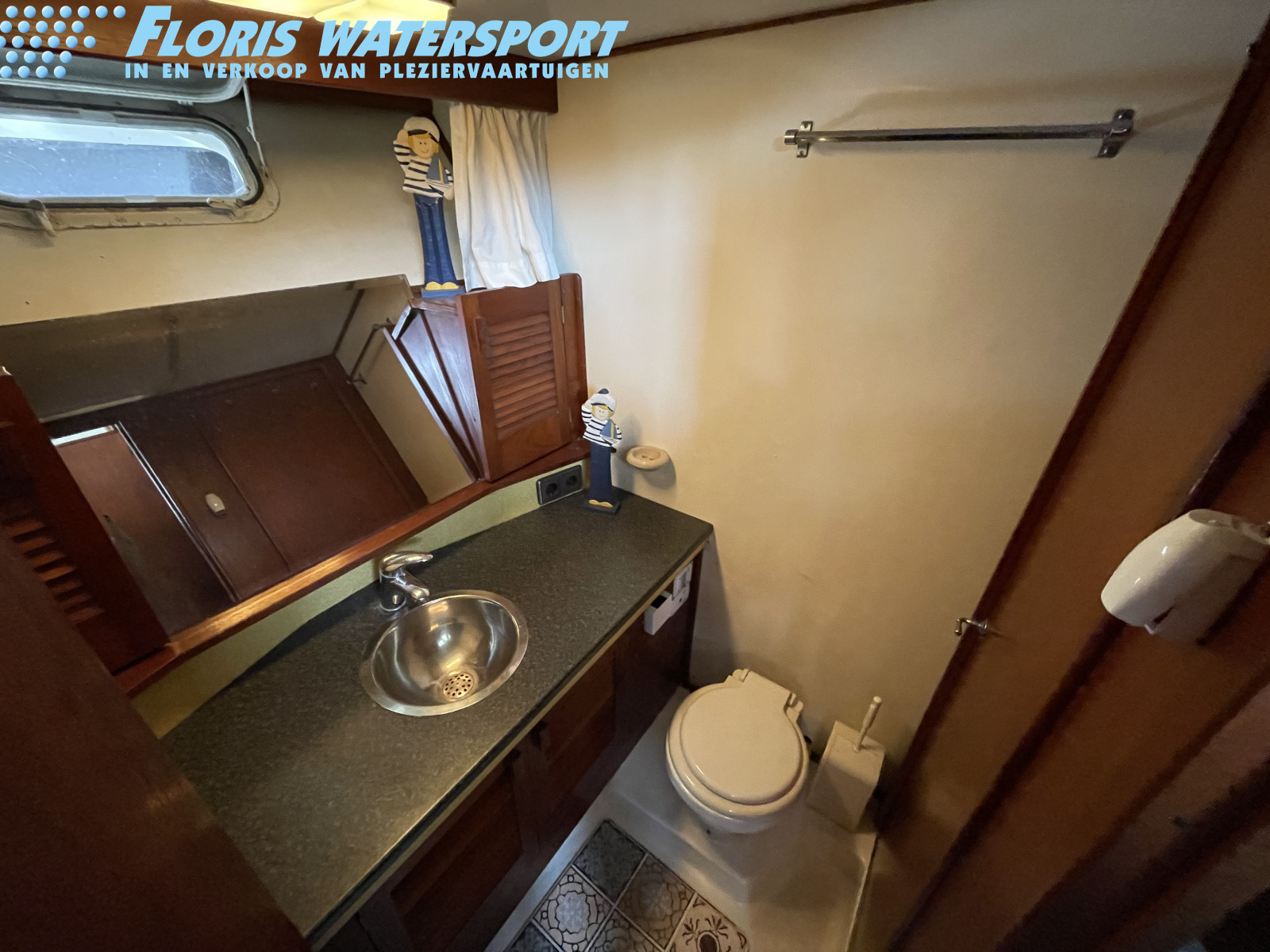 foto: 5 Trojan  44 Pilothouse