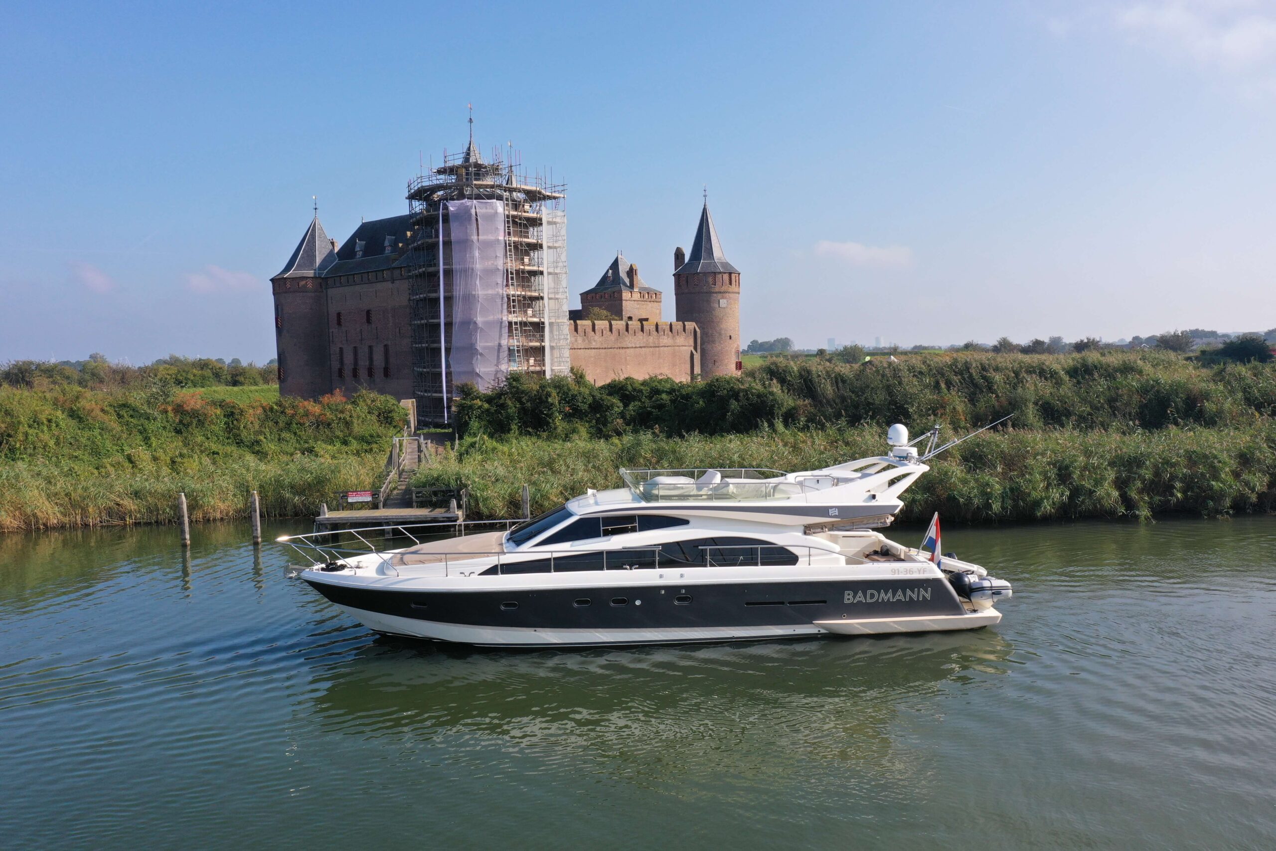 foto: 4 Ferretti Yachts 530