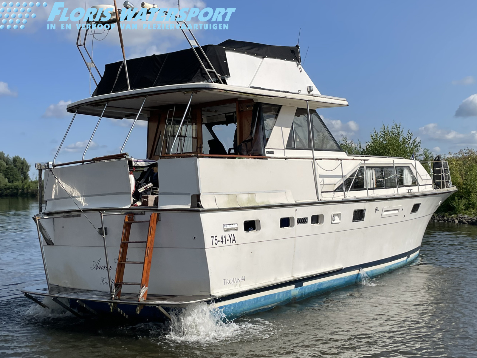 foto: 6 Trojan  44 Pilothouse