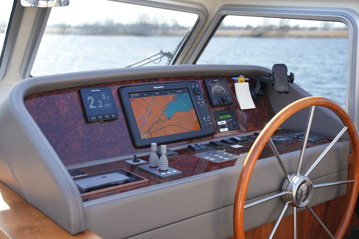 foto: 11 Linssen Grand Sturdy 410 AC Variotop met stabilisator