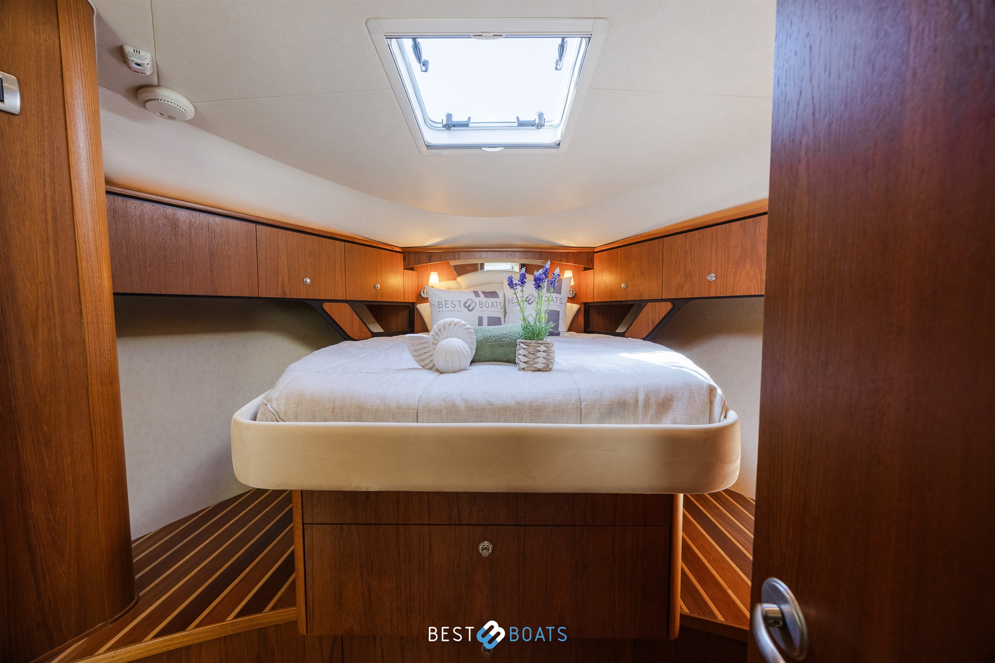 foto: 8 Tiara Yachts 4300 Sovran