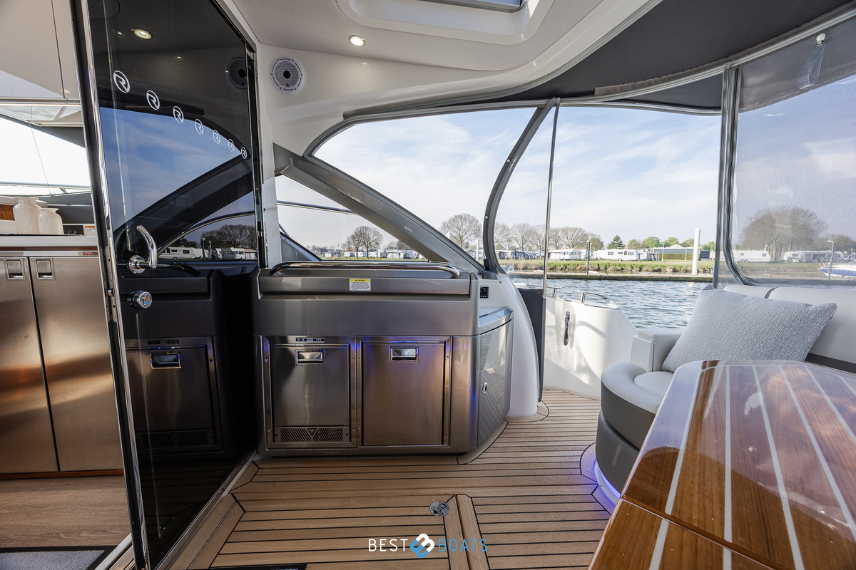 foto: 12 Riviera 4600 SPORT YACHT-PLATINUM EDITION
