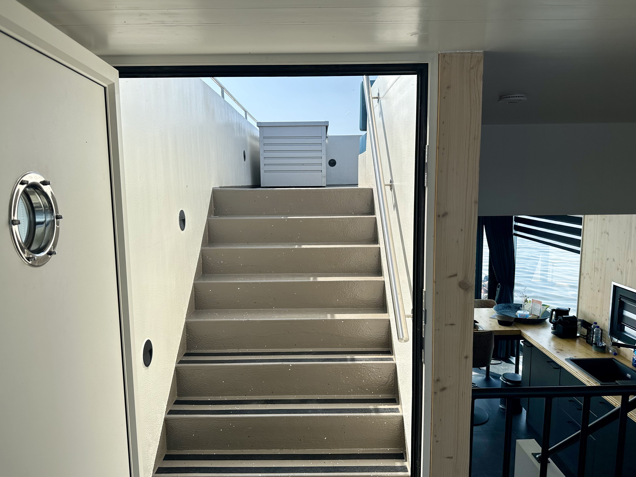 foto: 5 HOMESHIP VaarLoft Volledig Elektrische Houseboat