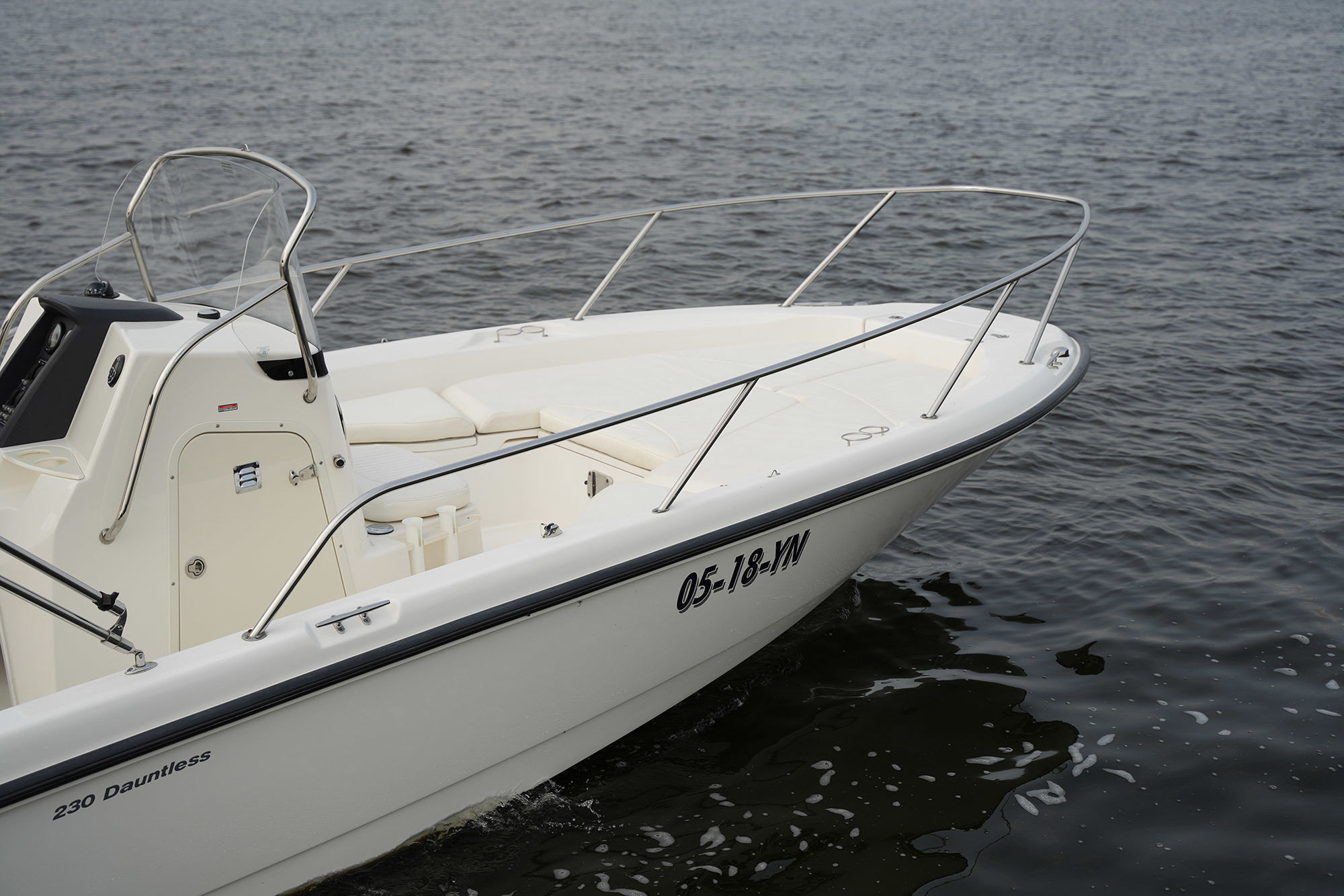 foto: 5 Boston Whaler 230 Dauntless