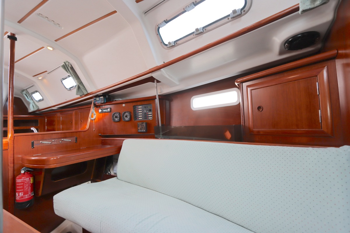foto: 6 Beneteau Oceanis Clipper 331 Lifting keel