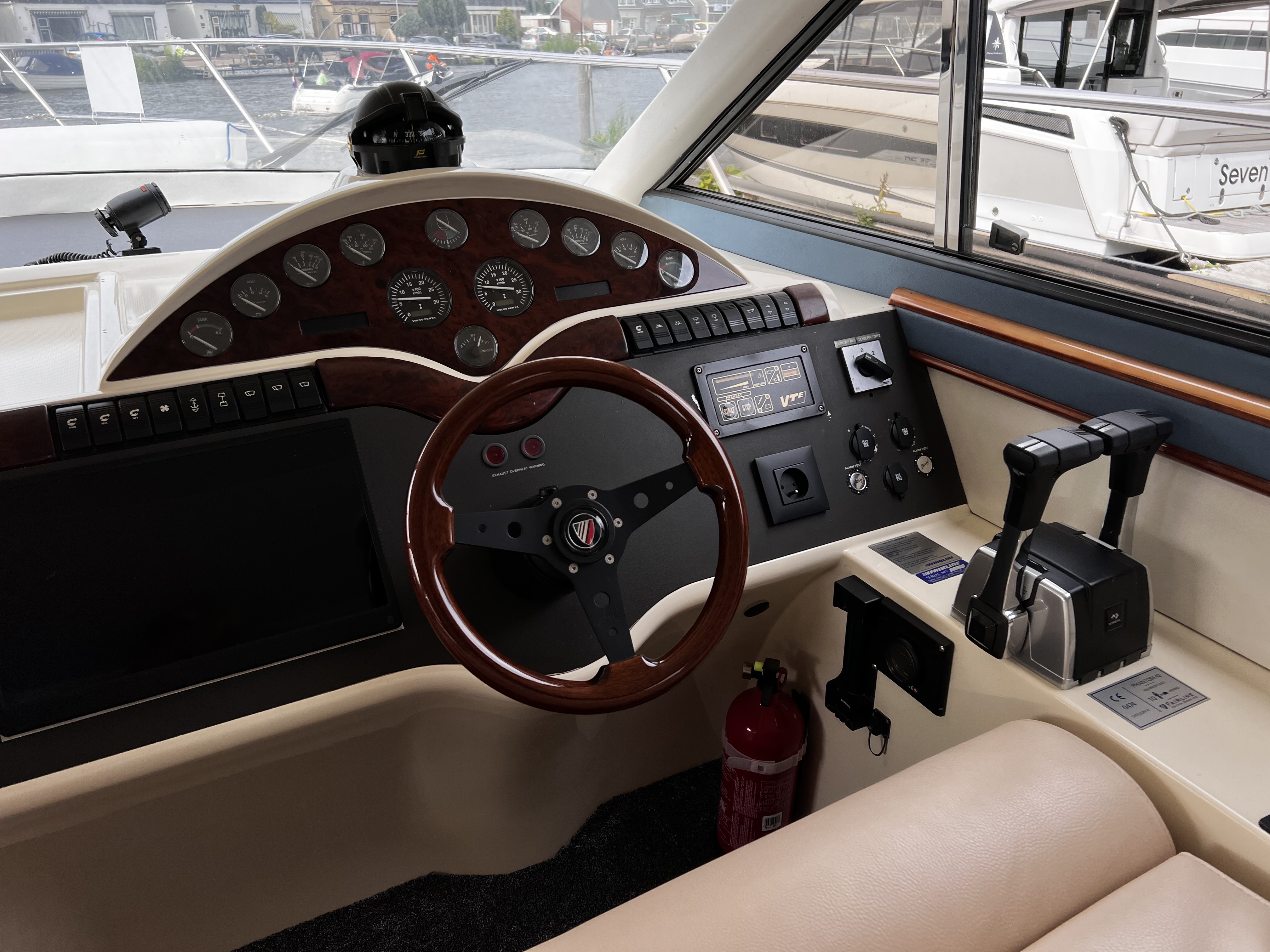 foto: 5 Fairline Phantom 42