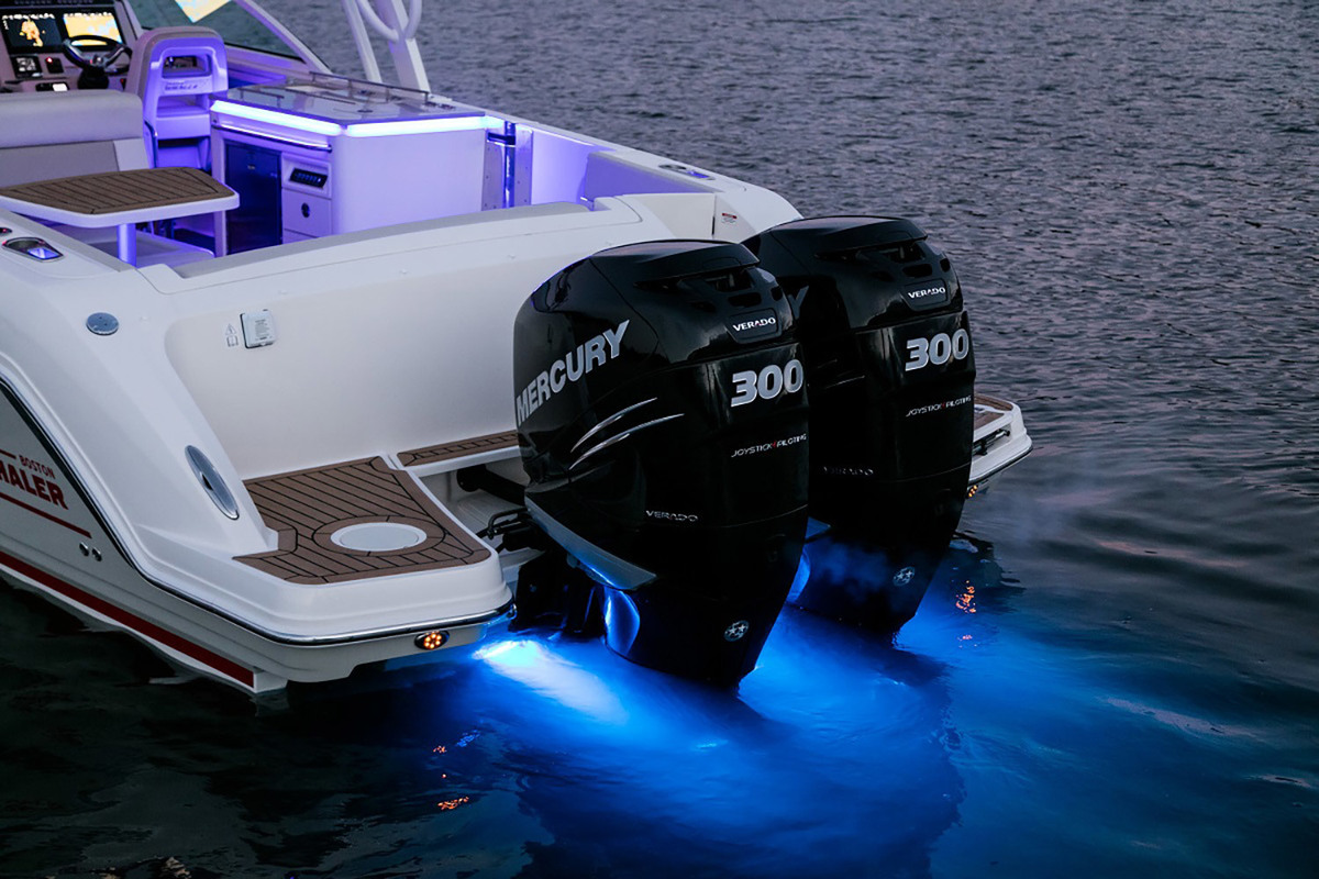 foto: 5 Boston Whaler 320 Vantage