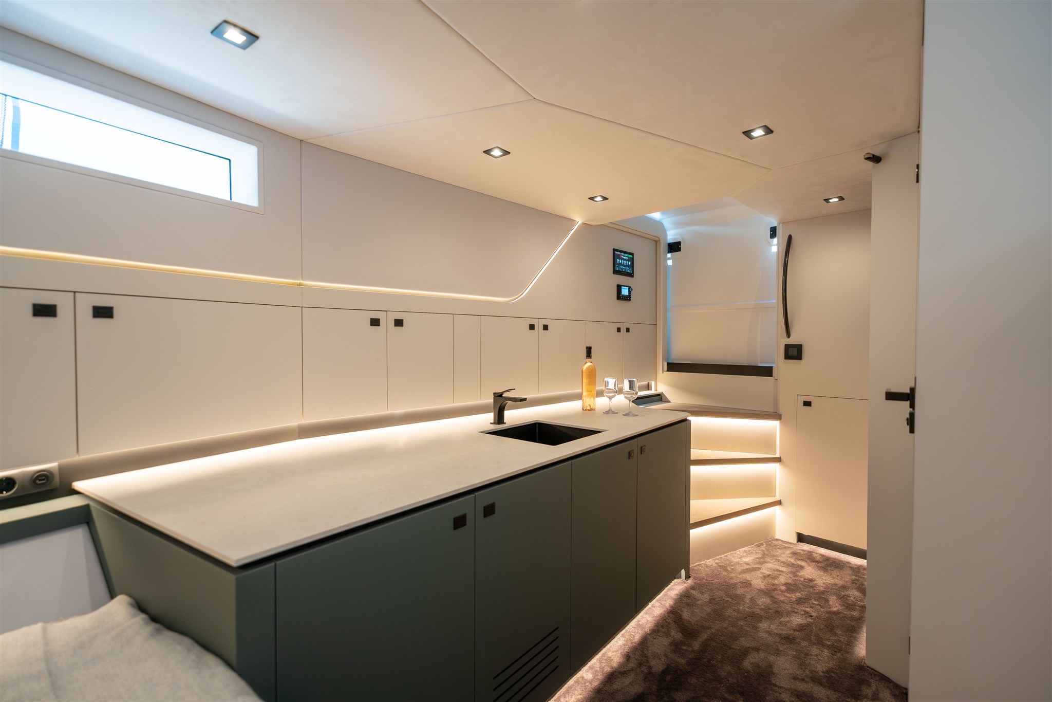 foto: 6 Vanquish Yachts VQ 54