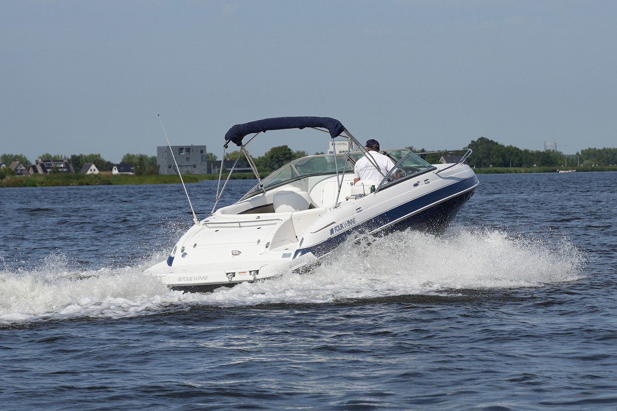 foto: 6 Four Winns 225 Sundowner