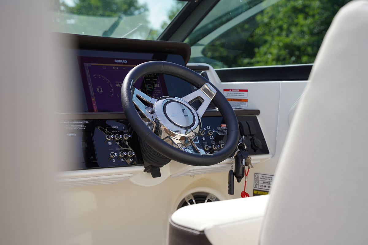 foto: 5 Sea Ray SDX 250 Outboard (Harlow Coconut Bekleding)