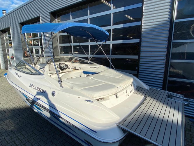 foto: 4 Larson SENZA 186 BOWRIDER