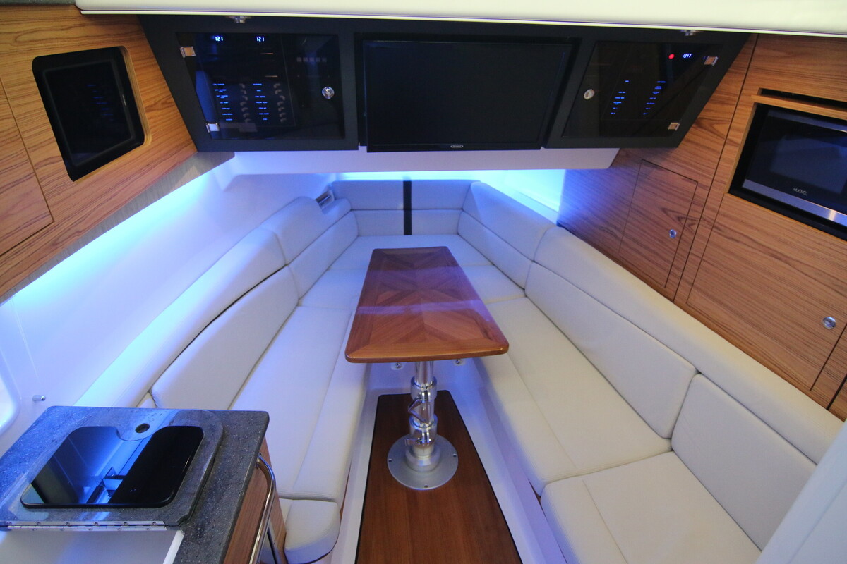 foto: 6 Boston Whaler 380 Realm