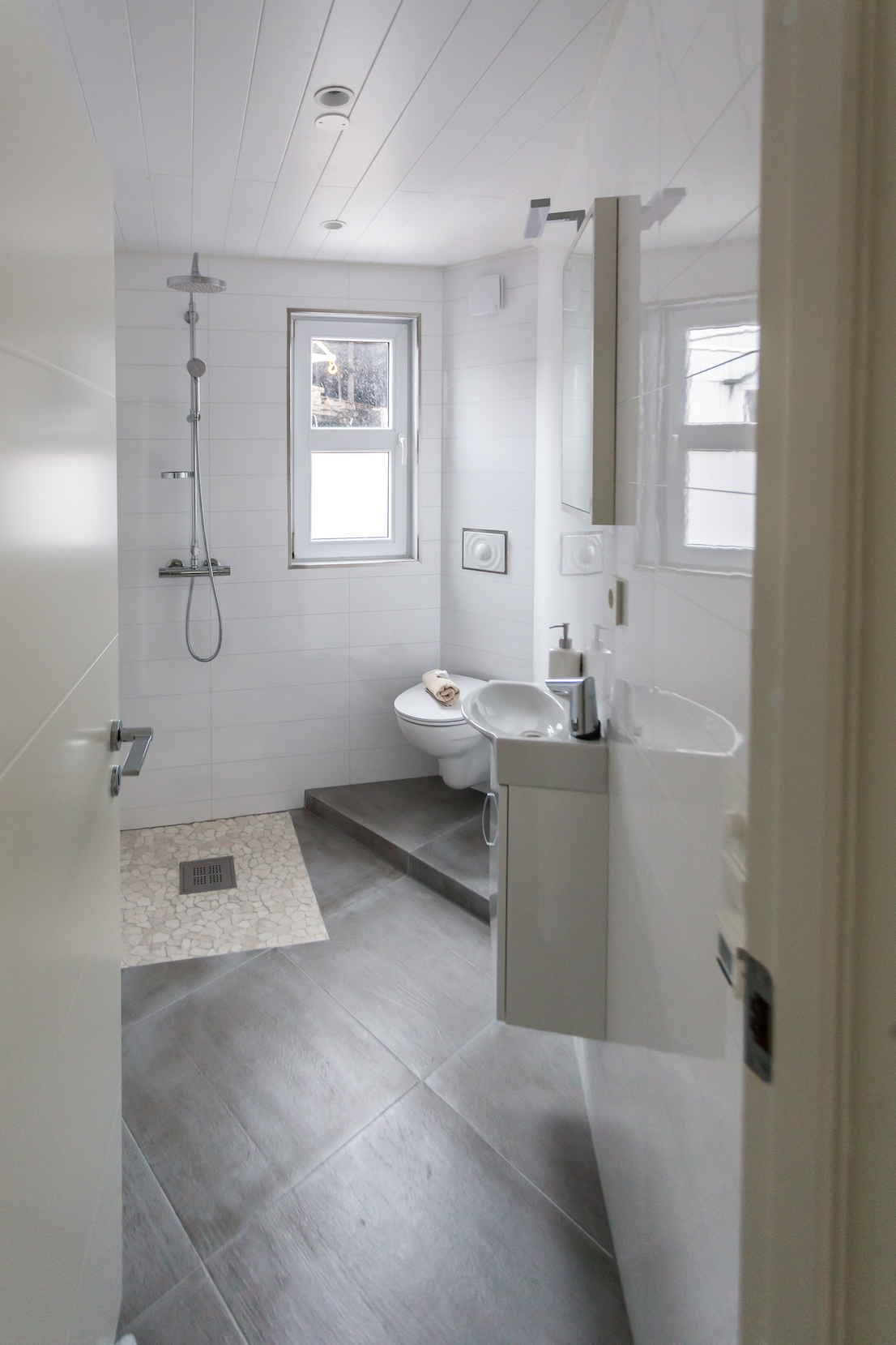 foto: 13 Grey Floating House Houseboat