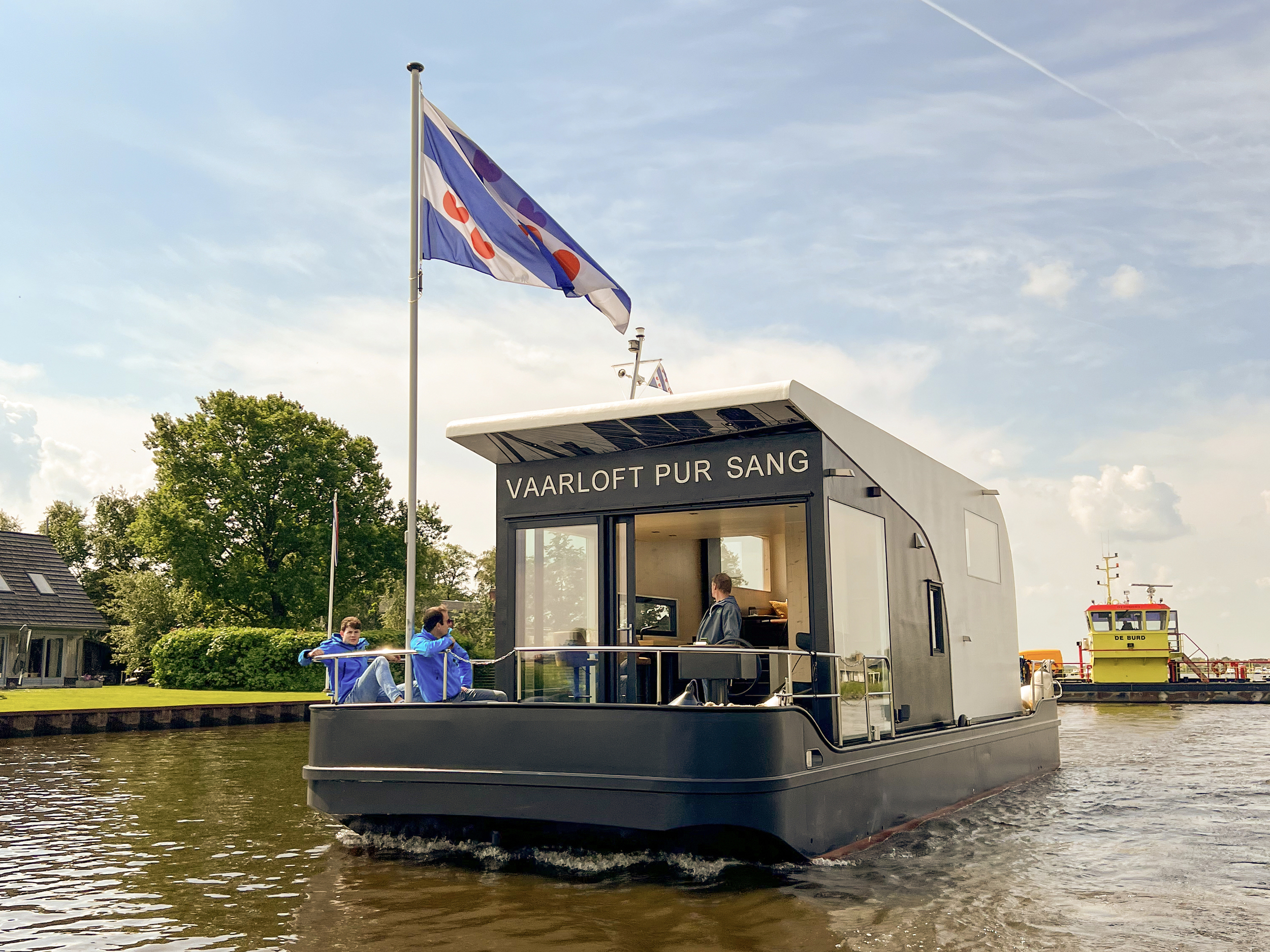 foto: 6 HOMESHIP VaarLoft Volledig Elektrische Houseboat