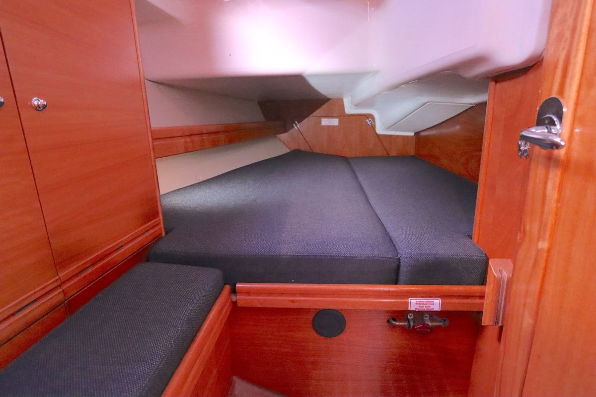 foto: 8 Bavaria  37-3 Cruiser