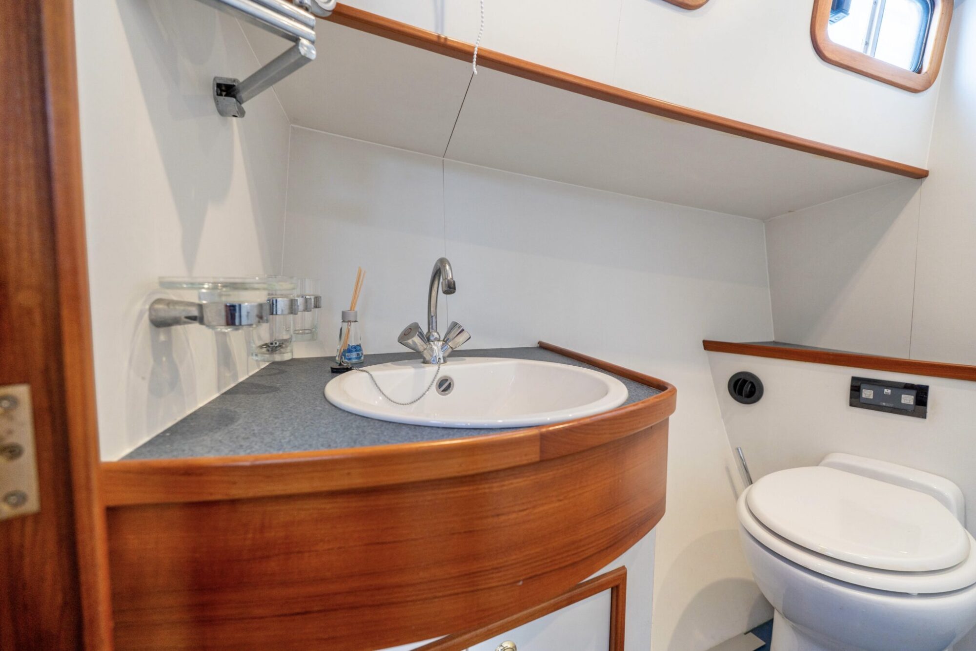 foto: 4 Pieter Beeldsnijder Pieter Beeldsnijder Spiegelkotter 15.00 VS