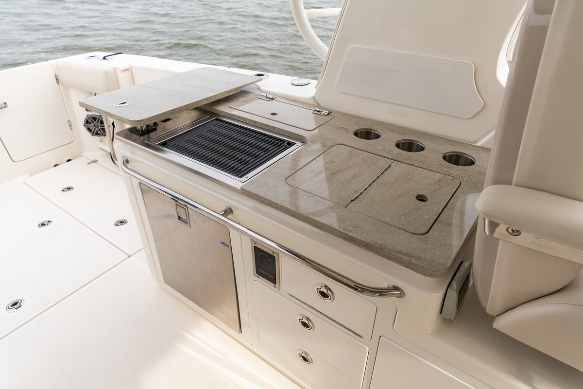 foto: 6 Boston Whaler 380 Realm