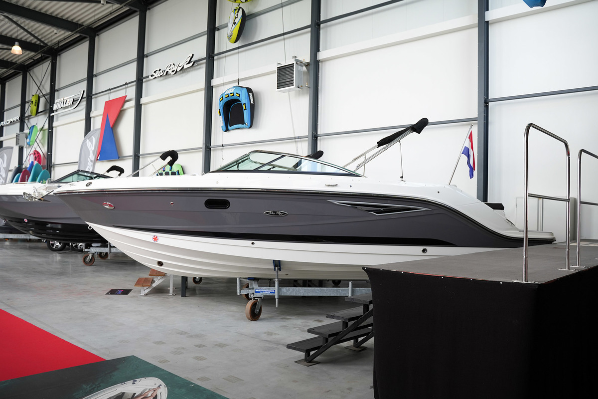 foto: 5 Sea Ray SLX 250