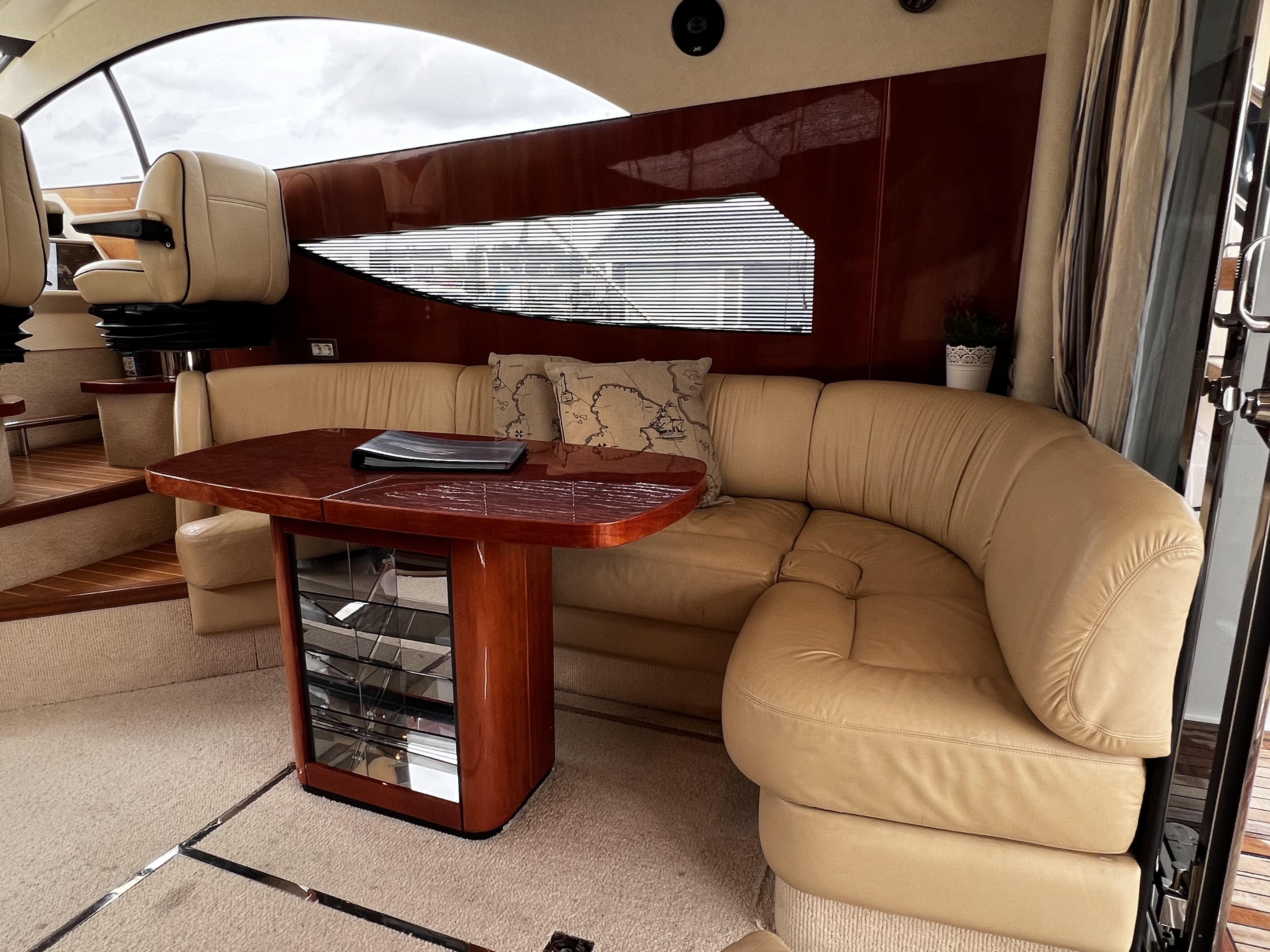 foto: 5 Fairline Phantom 46