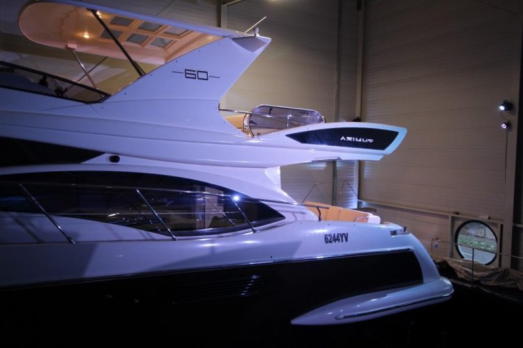 foto: 15 Azimut 60