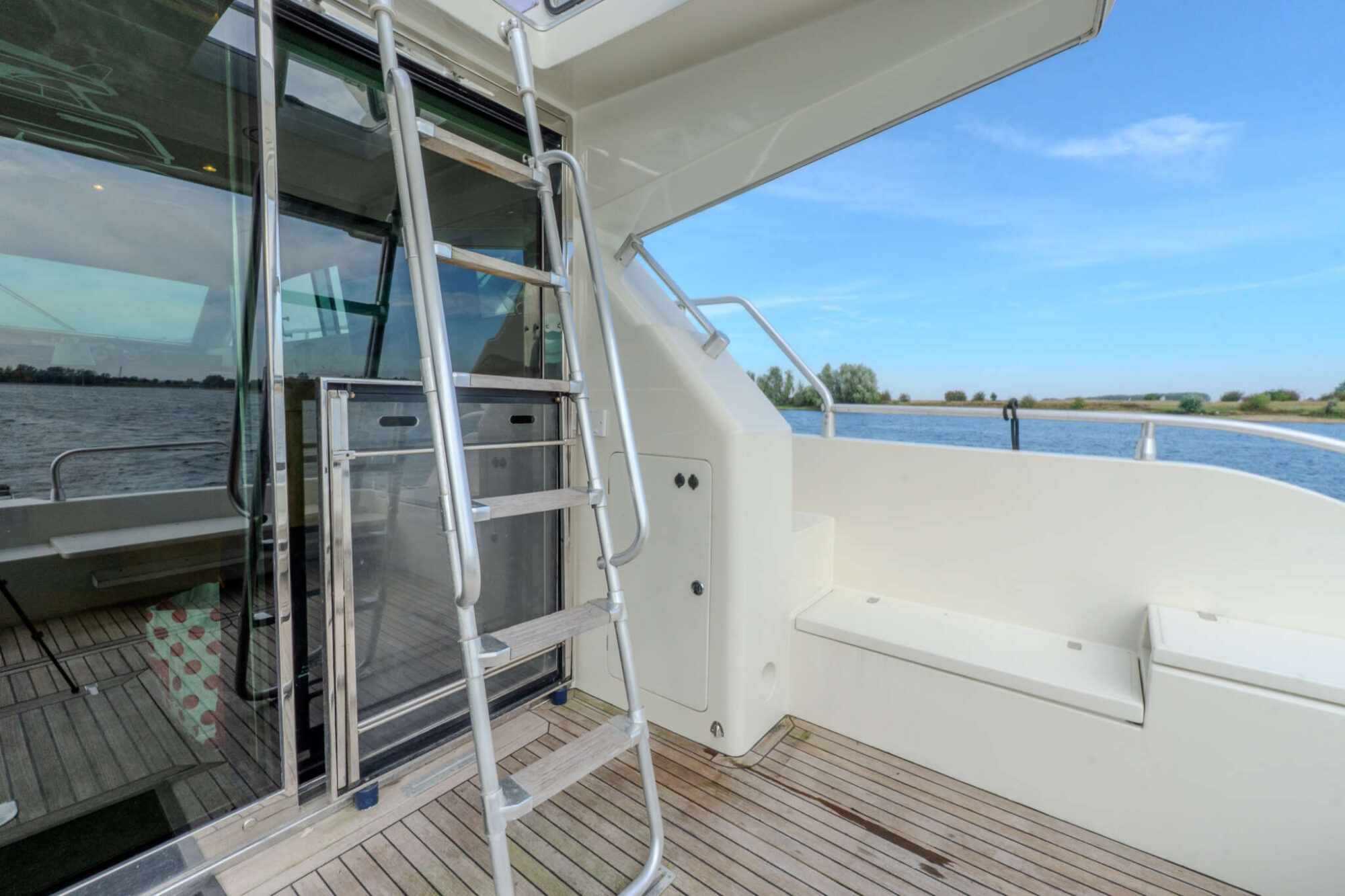 foto: 10 Mochi Craft Mochi Craft 43 Flybridge