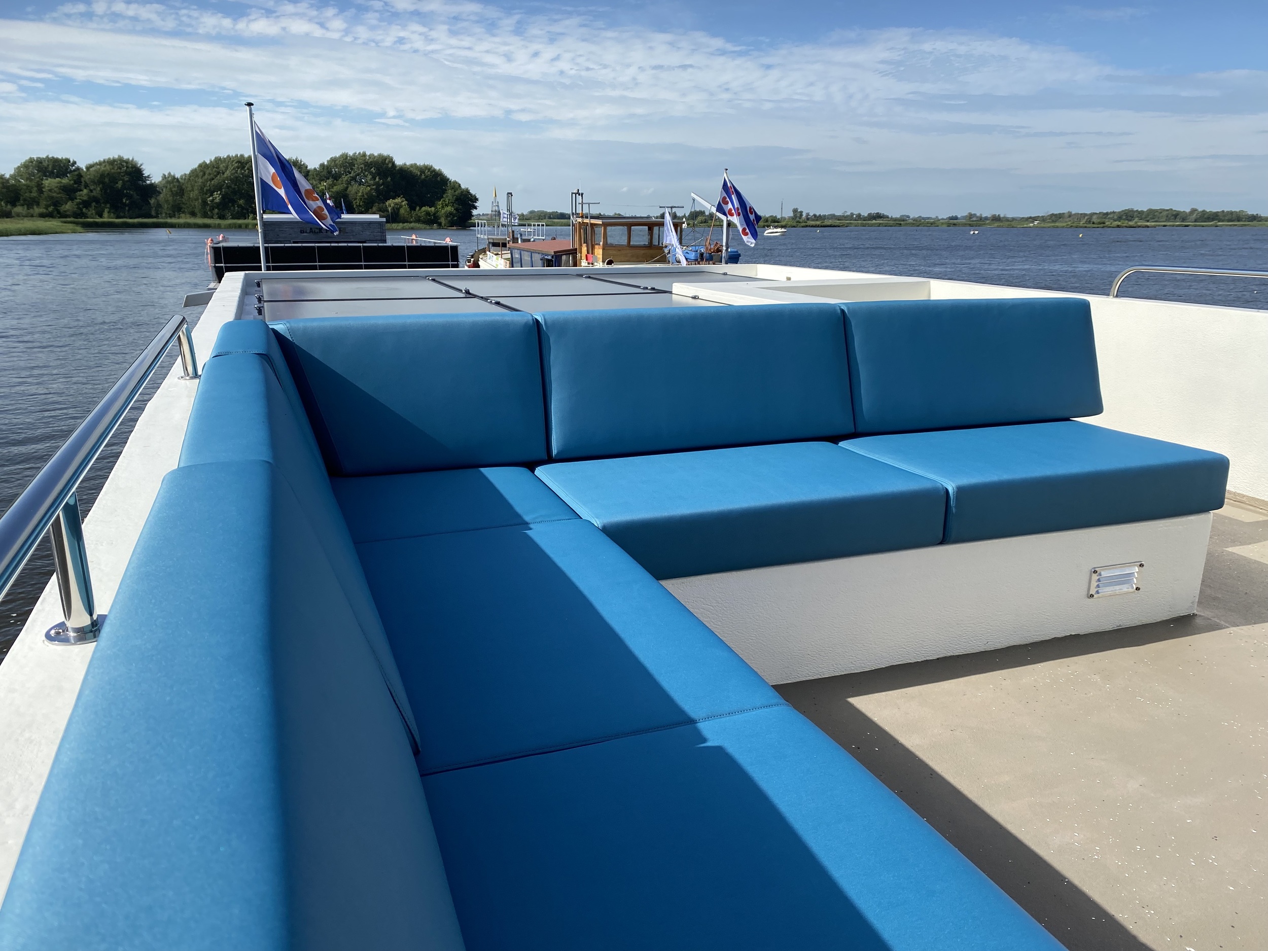 foto: 8 HOMESHIP VaarLoft Volledig Elektrische Houseboat