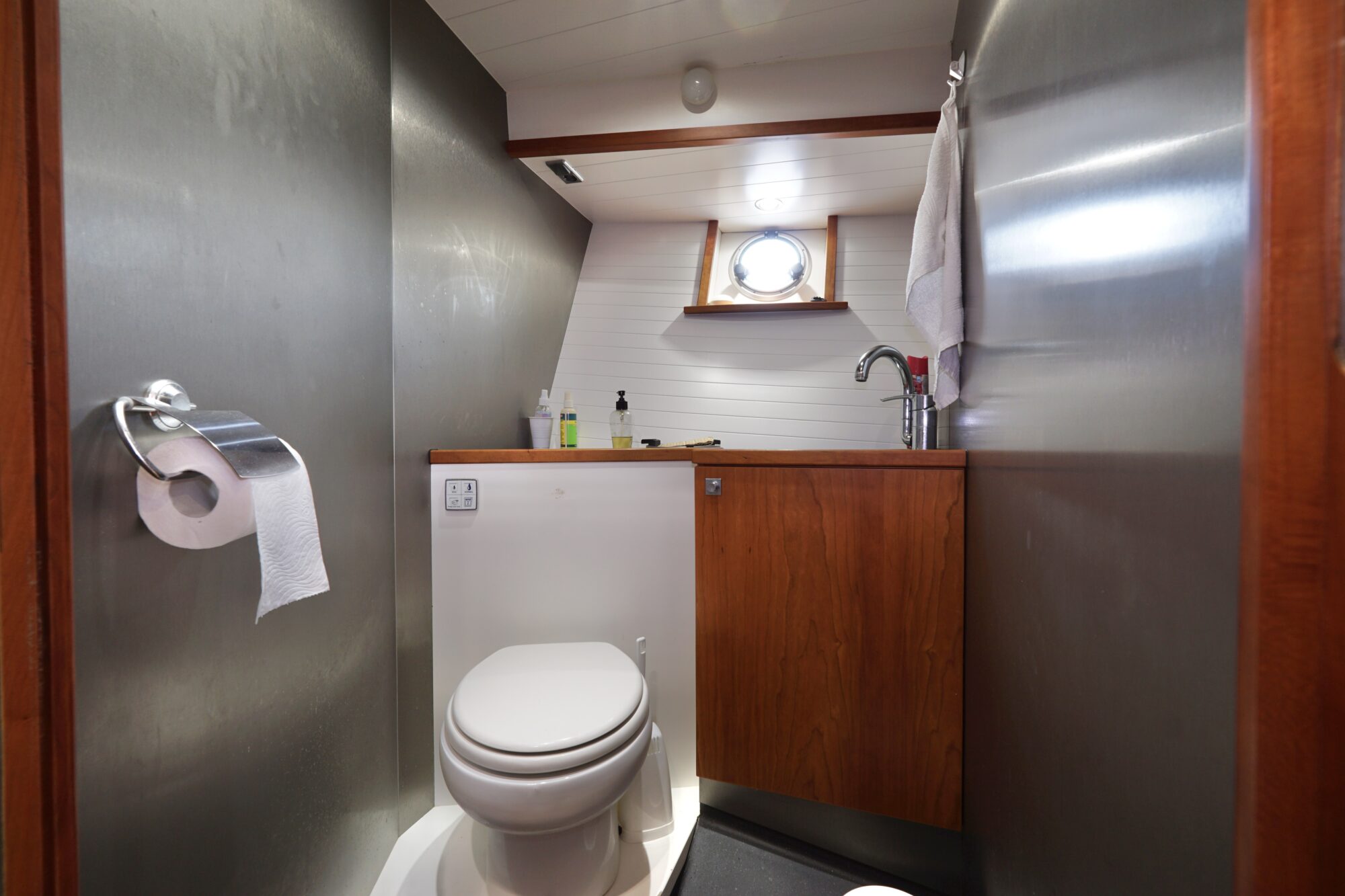 foto: 15 Serious Yachts Serious Yachts Gently Low Bridge 14.50 Sedan