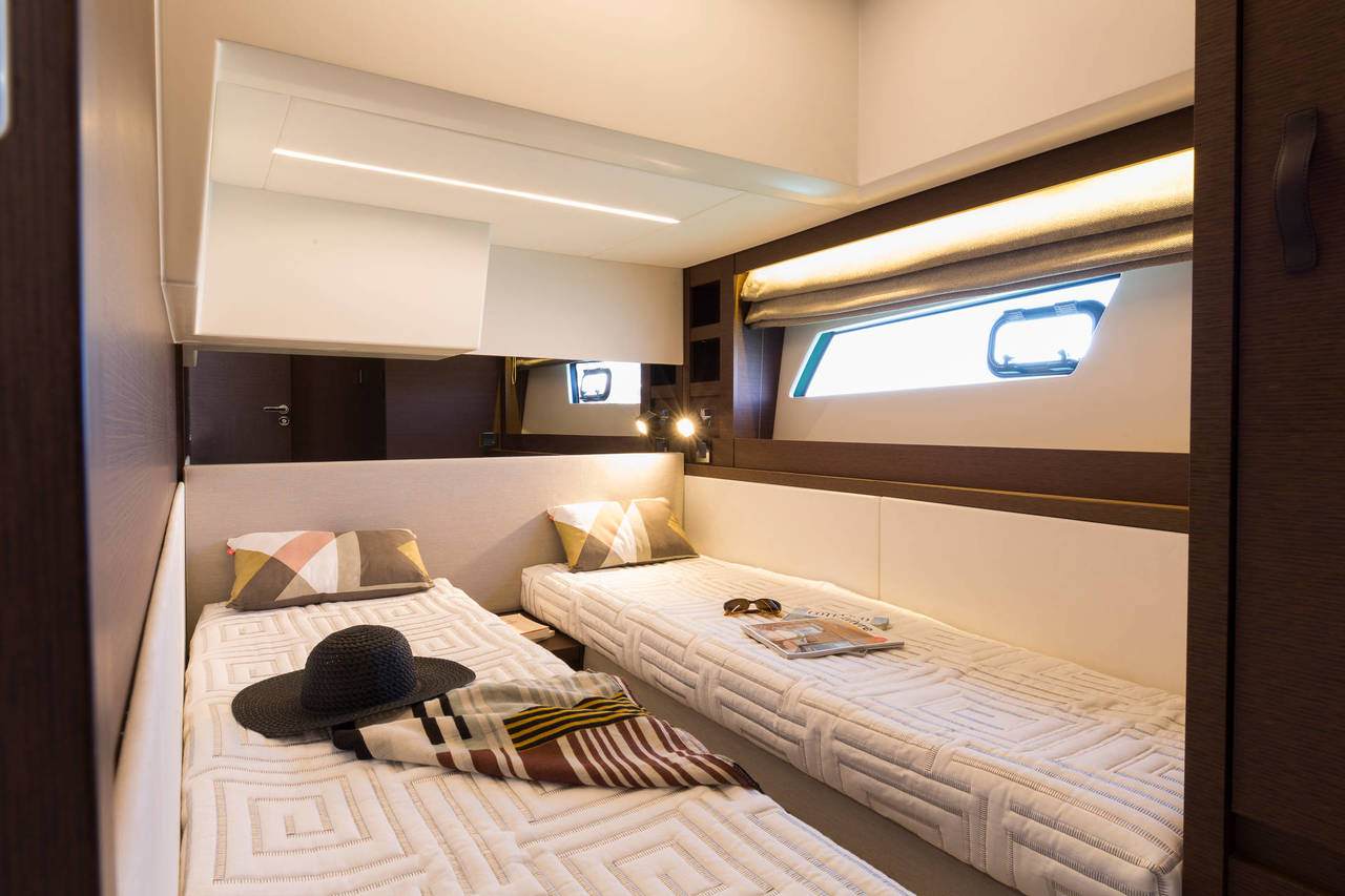 foto: 11 Prestige 520 flybridge #317