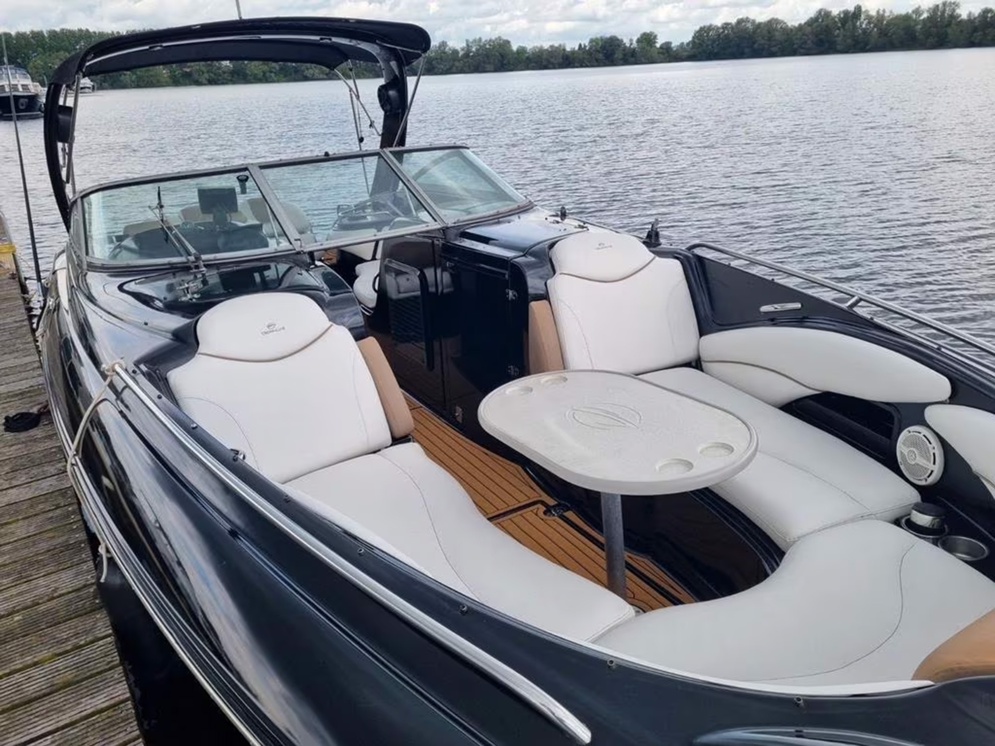 foto: 8 Crownline 320 bowrider black